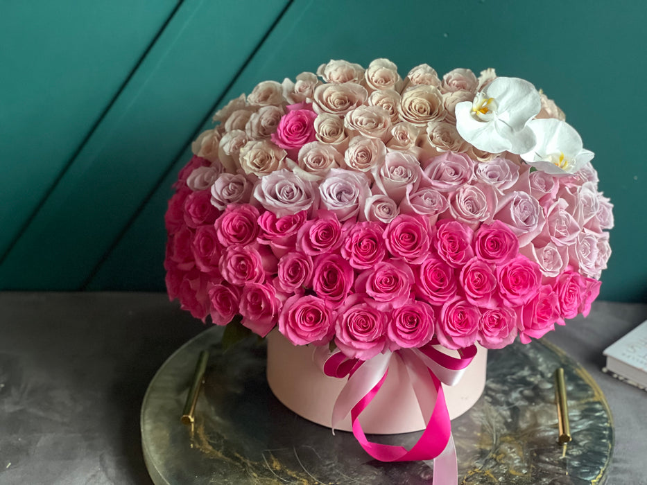 Floral Fiesta | Box with roses and orchids