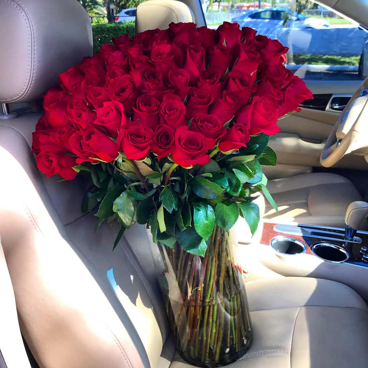 100 Red Roses in a Vase luxury flower arrangement Miami