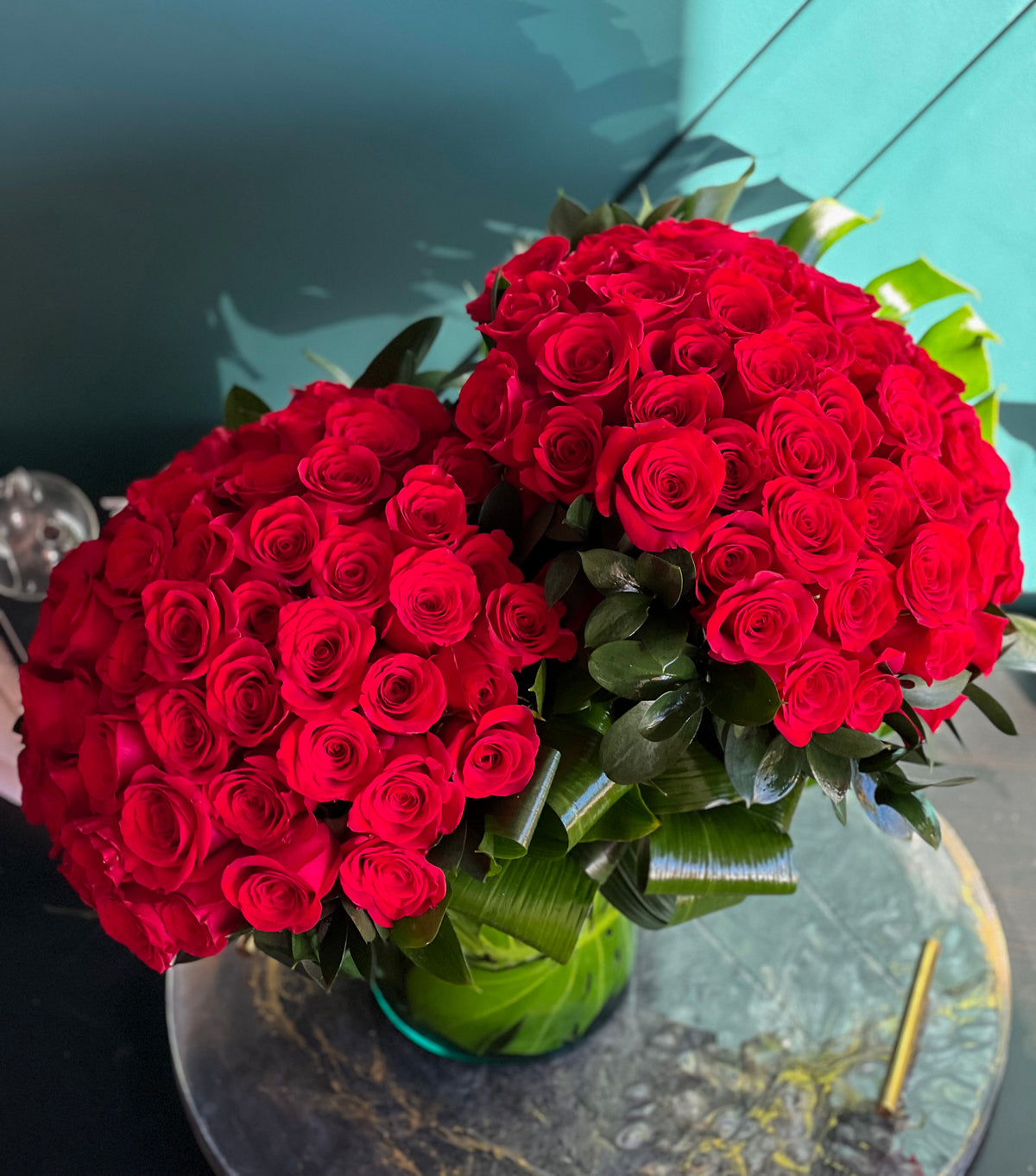 100 fresh red roses in glass vase Miami delivery