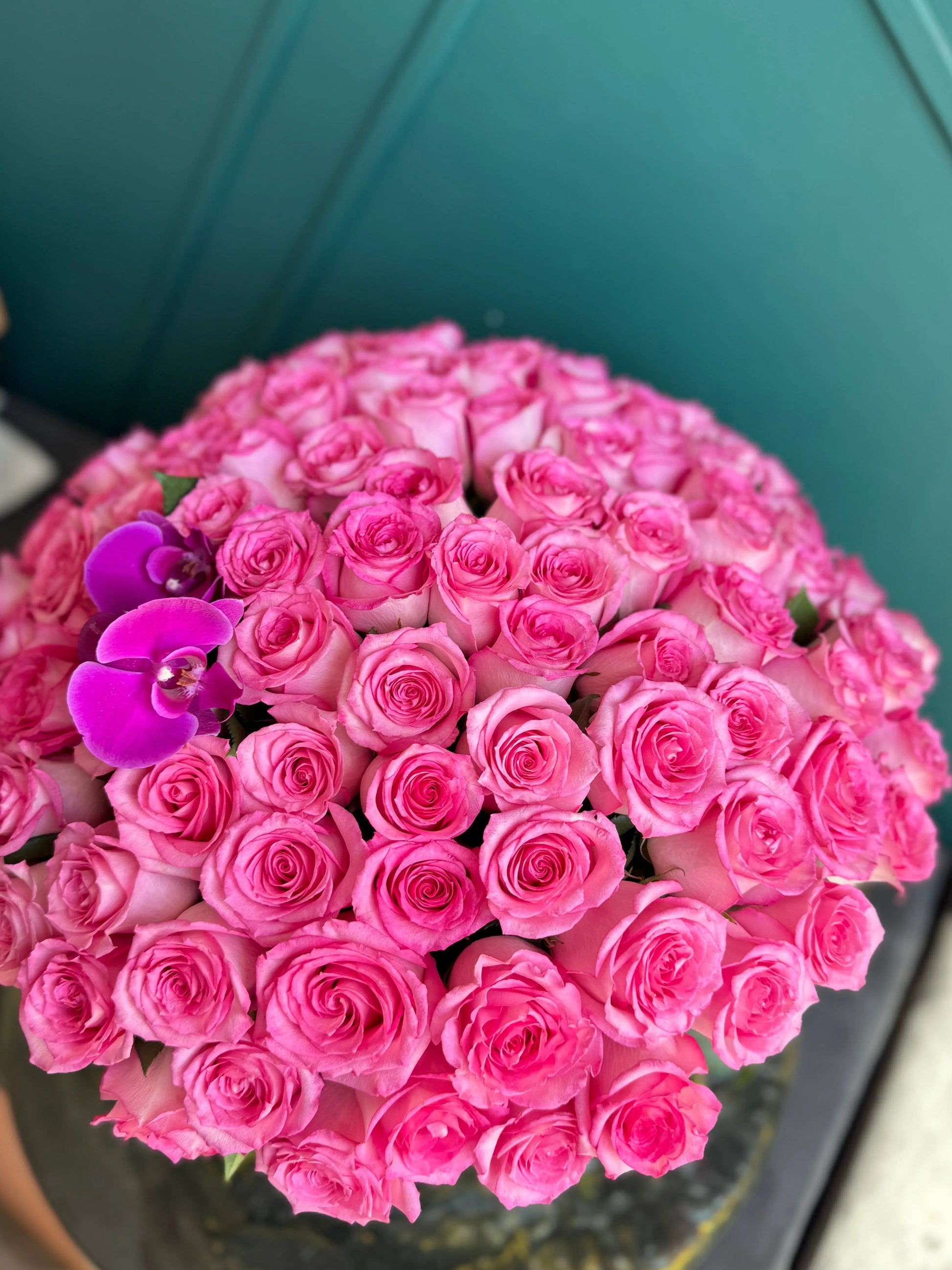100 pink roses in fishbowl vase Miami luxury arrangement