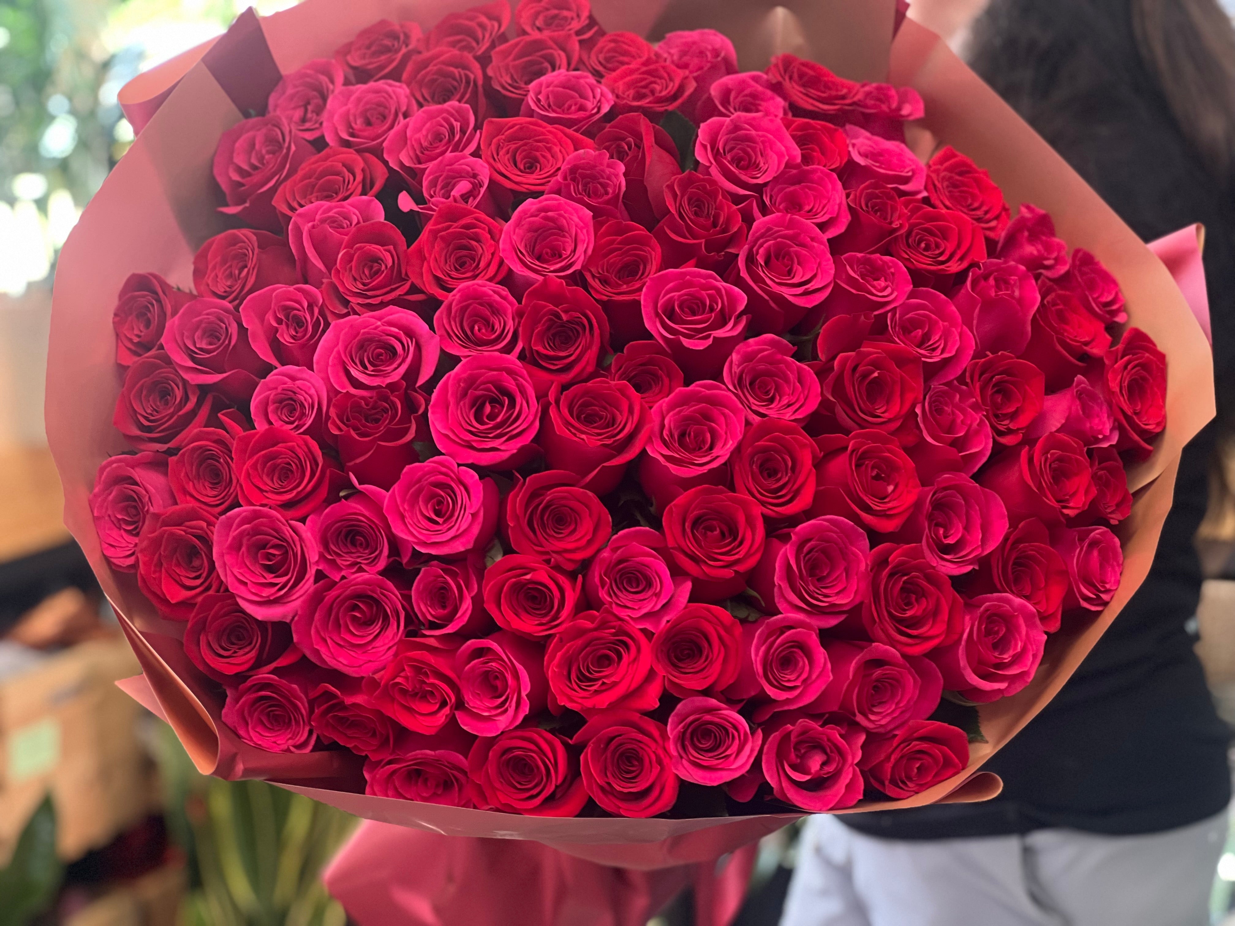 100 red and pink roses for anniversary gift Miami