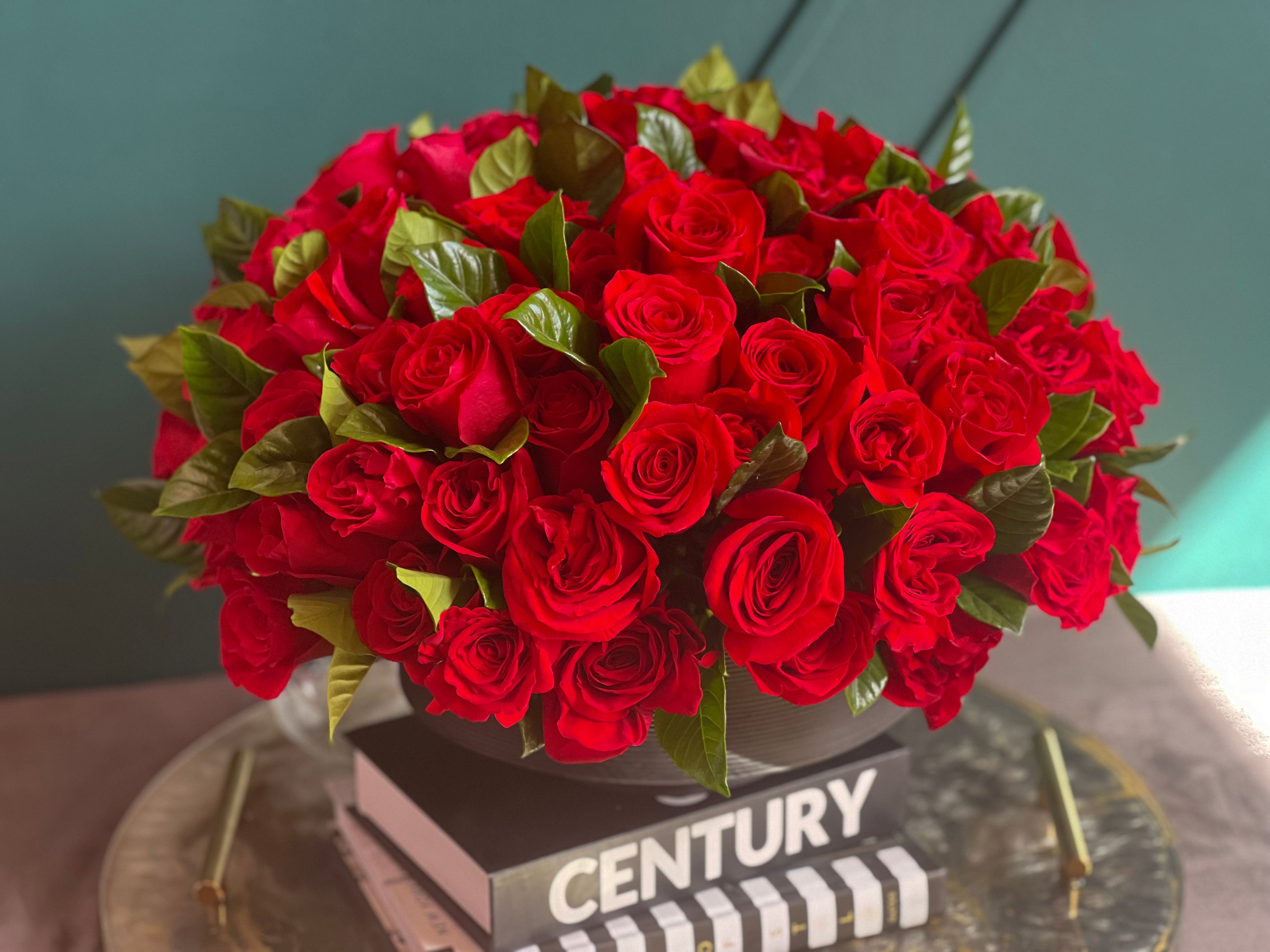 100 red roses in a vase Miami