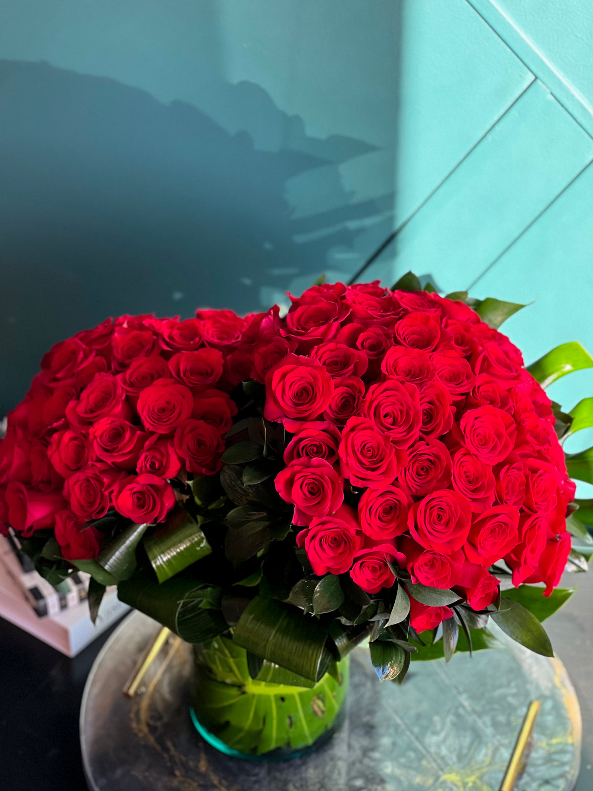 100 red roses in a vase for proposal or anniversary
