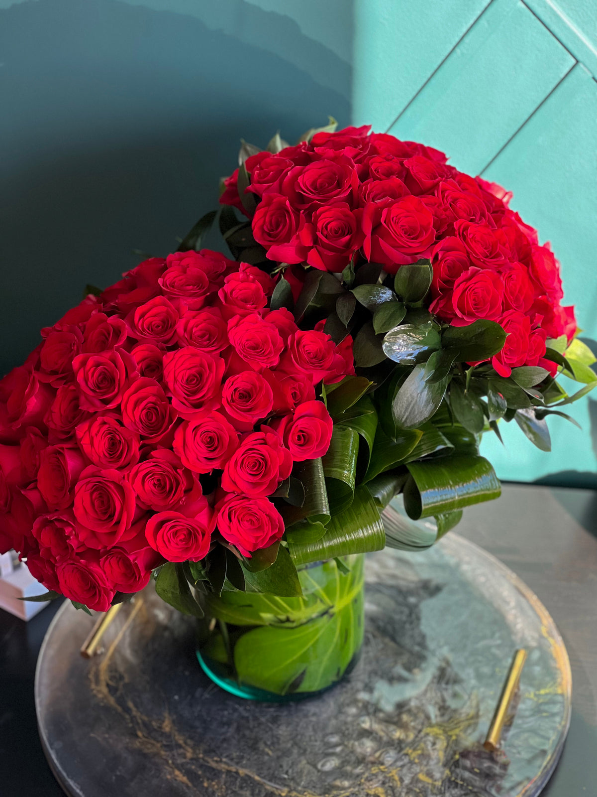 100 red roses in a vase handcrafted in Miami