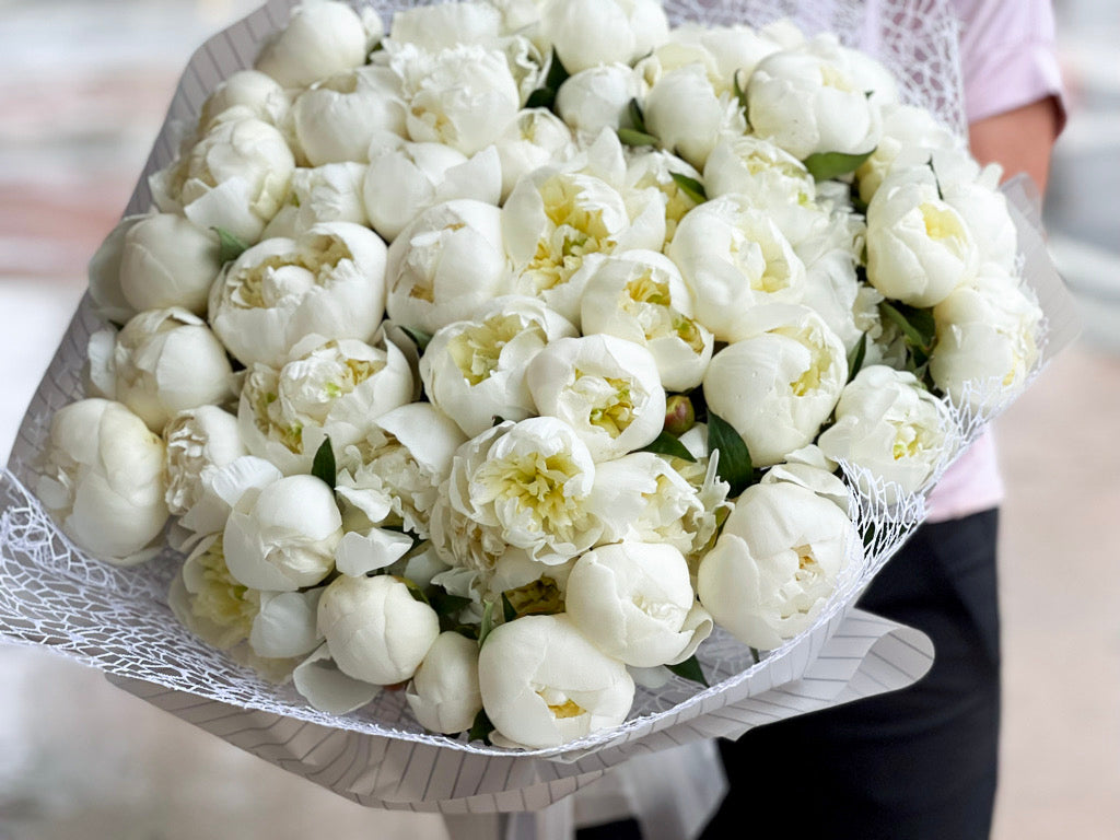100 white peonies bouquet Miami