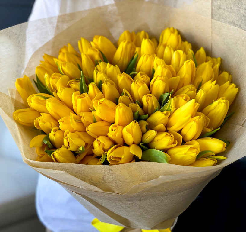100 yellow tulips for birthday and celebration flowers