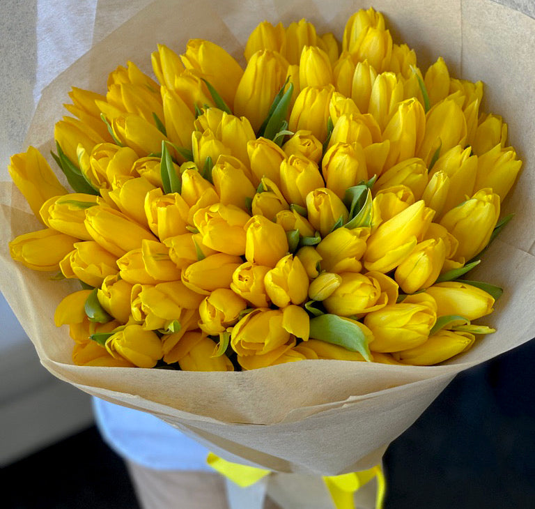 100 yellow tulips for luxury flower delivery Miami