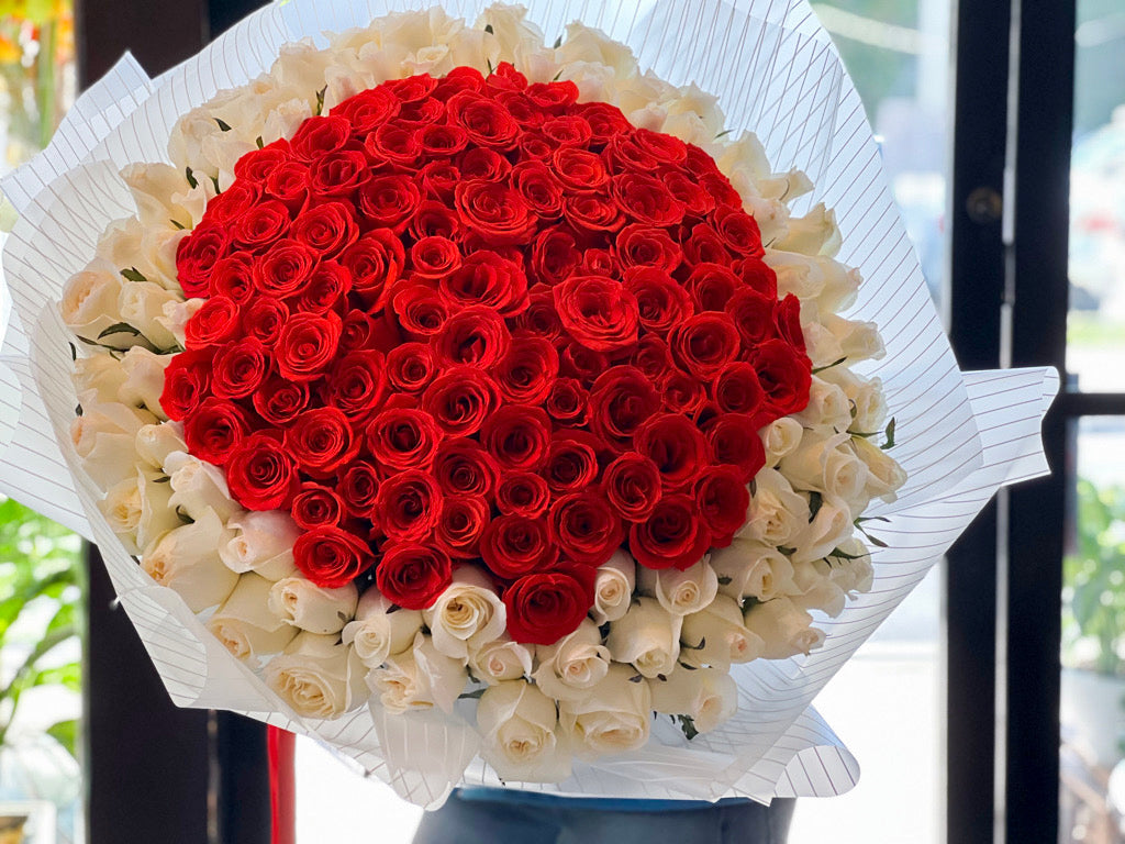 150 red and white roses luxury bouquet in Miami