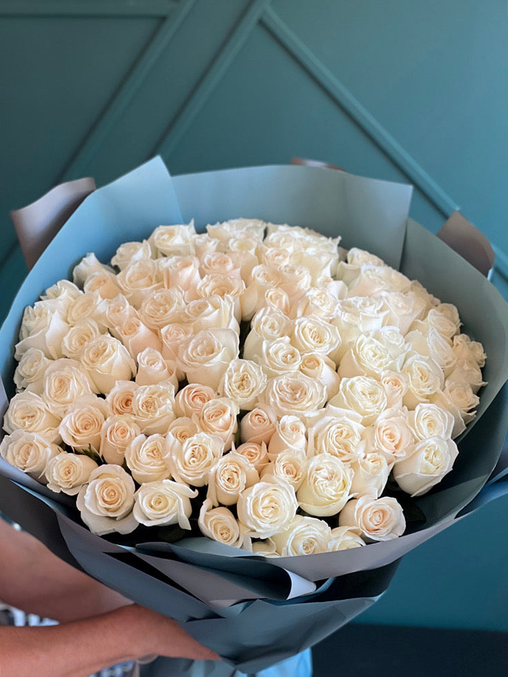 100 White Roses Luxury Bouquet – Elegant White Rose Arrangement