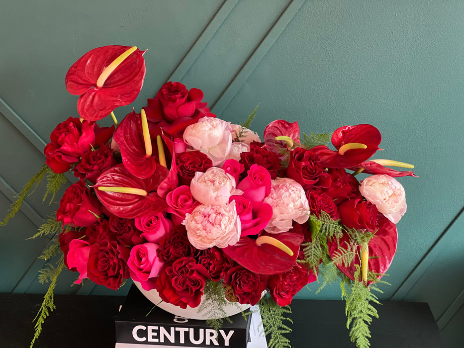 MODERN DESIGN IN CERAMIC VASE | MIAMI FLORIST