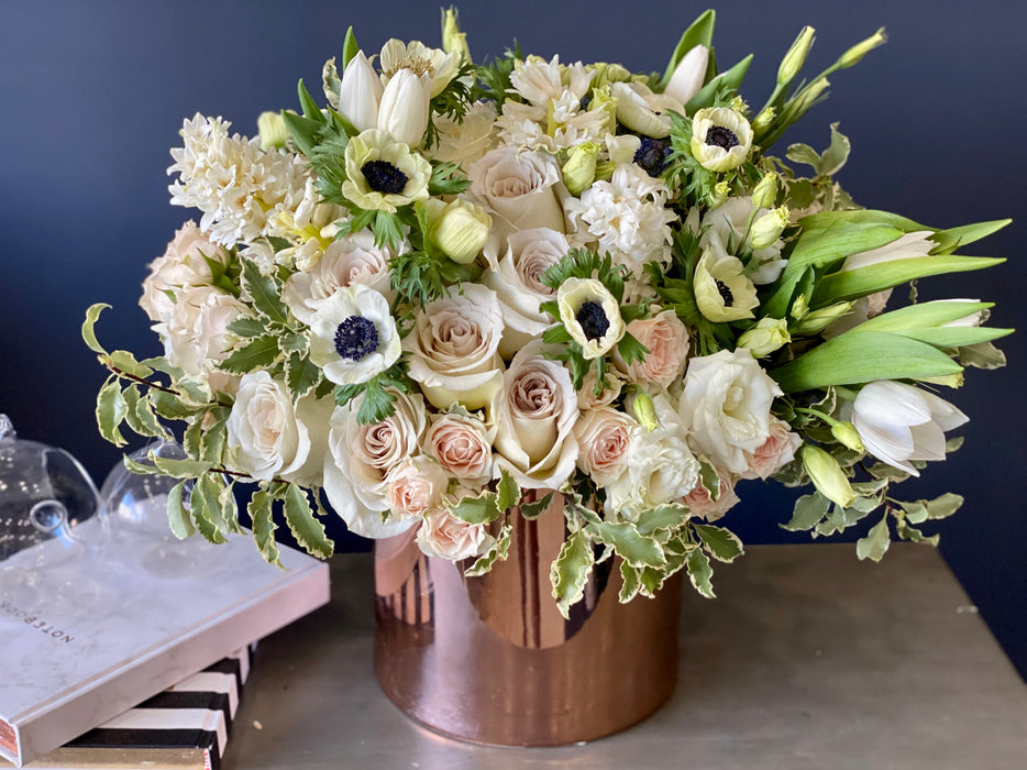 ELEGANT FLOWER ARRANGEMENT IN GOLD VASE