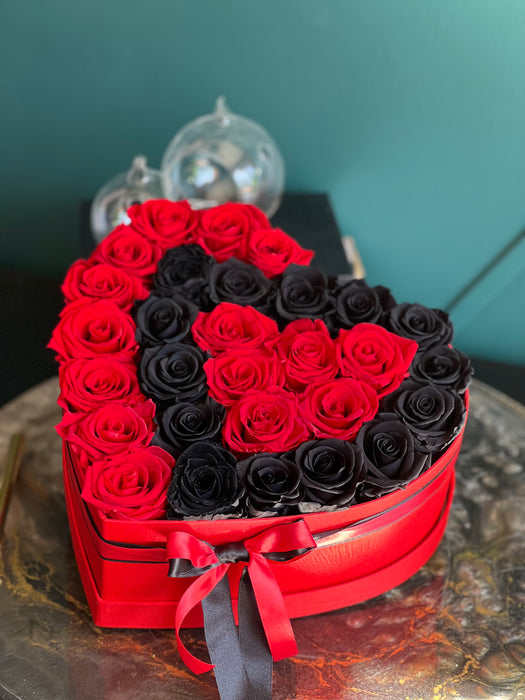 Everlasting roses in a box