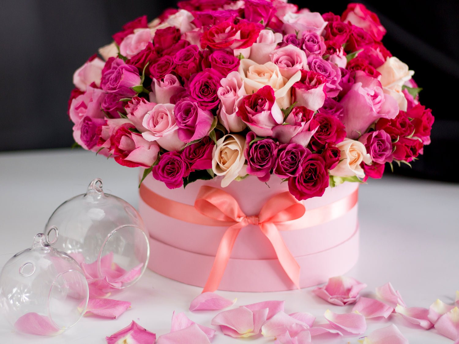 50 Spray Roses Pink Box luxury flower arrangement in Miami