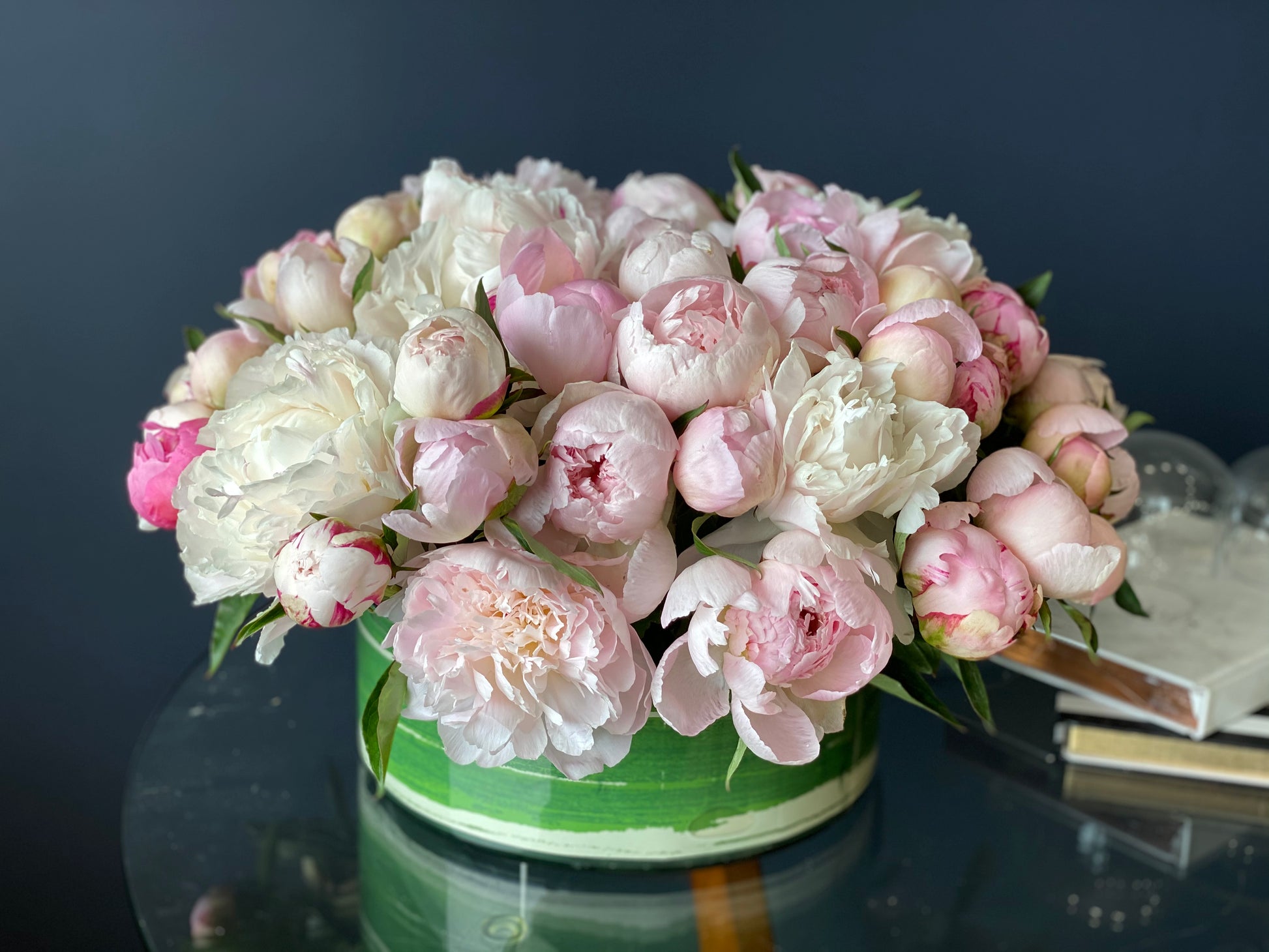 50 peonies Miami in elegant clear glass vase