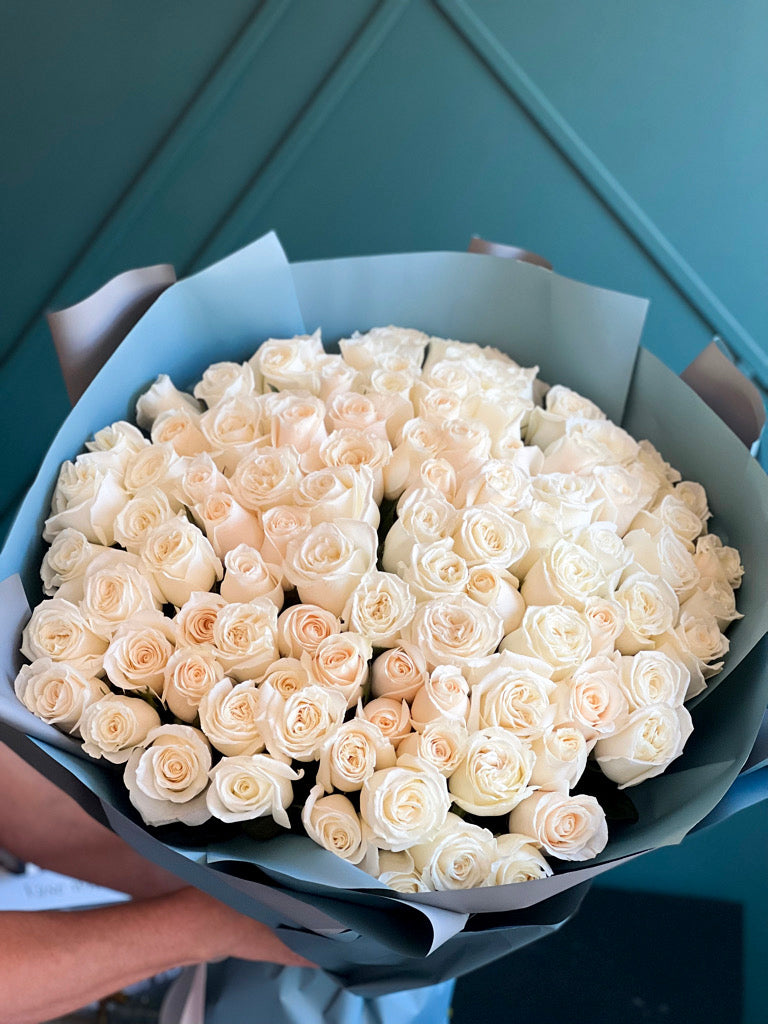 100 White Roses Luxury Bouquet – Elegant White Rose Arrangement