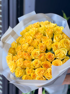 Beautiful bouquet of 50 yellow roses for friendship and thank-you gifts