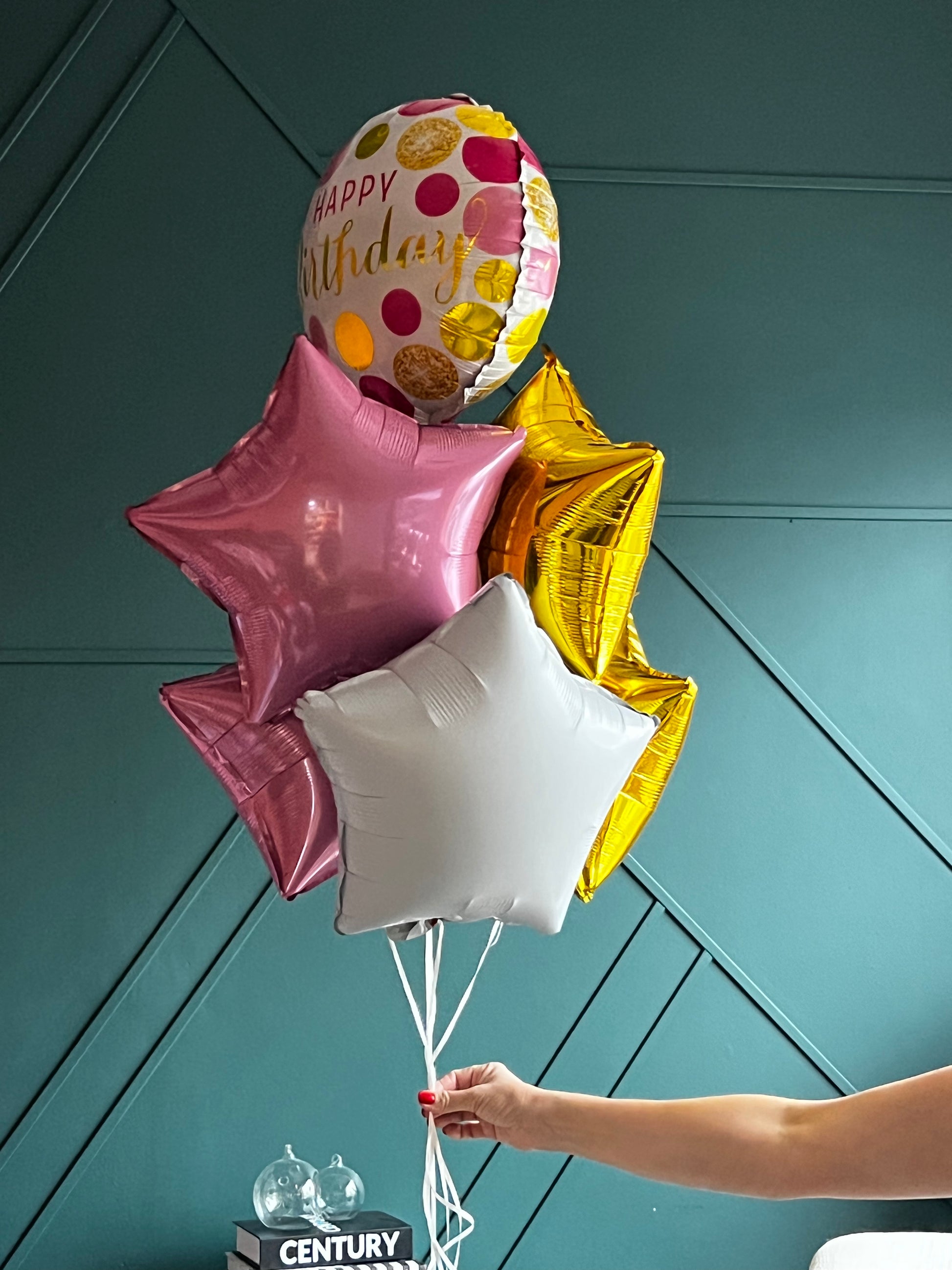 Birthday balloon bouquet for hotel room surprise in Miami