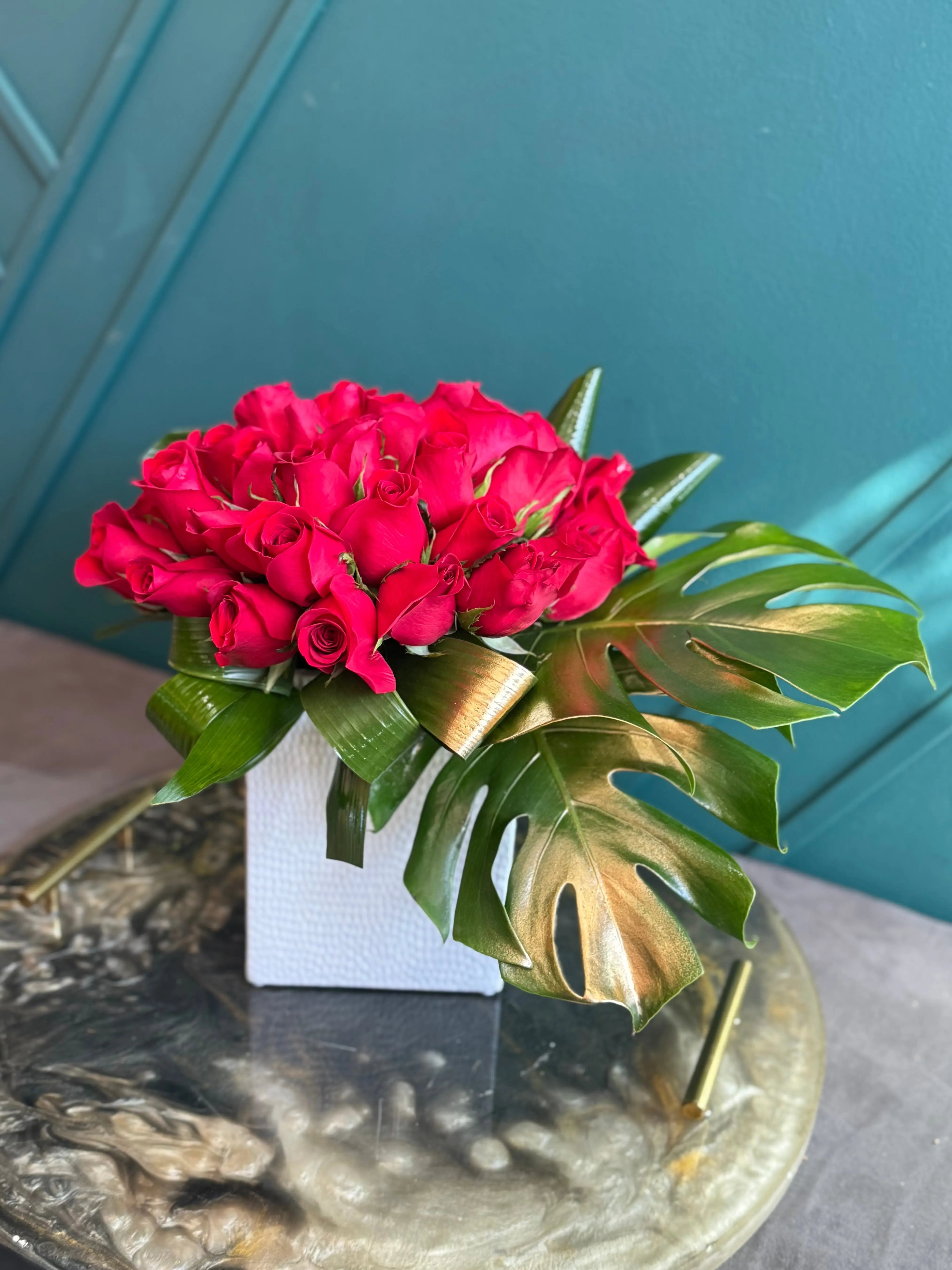 Classic red roses bouquet in decorative vase