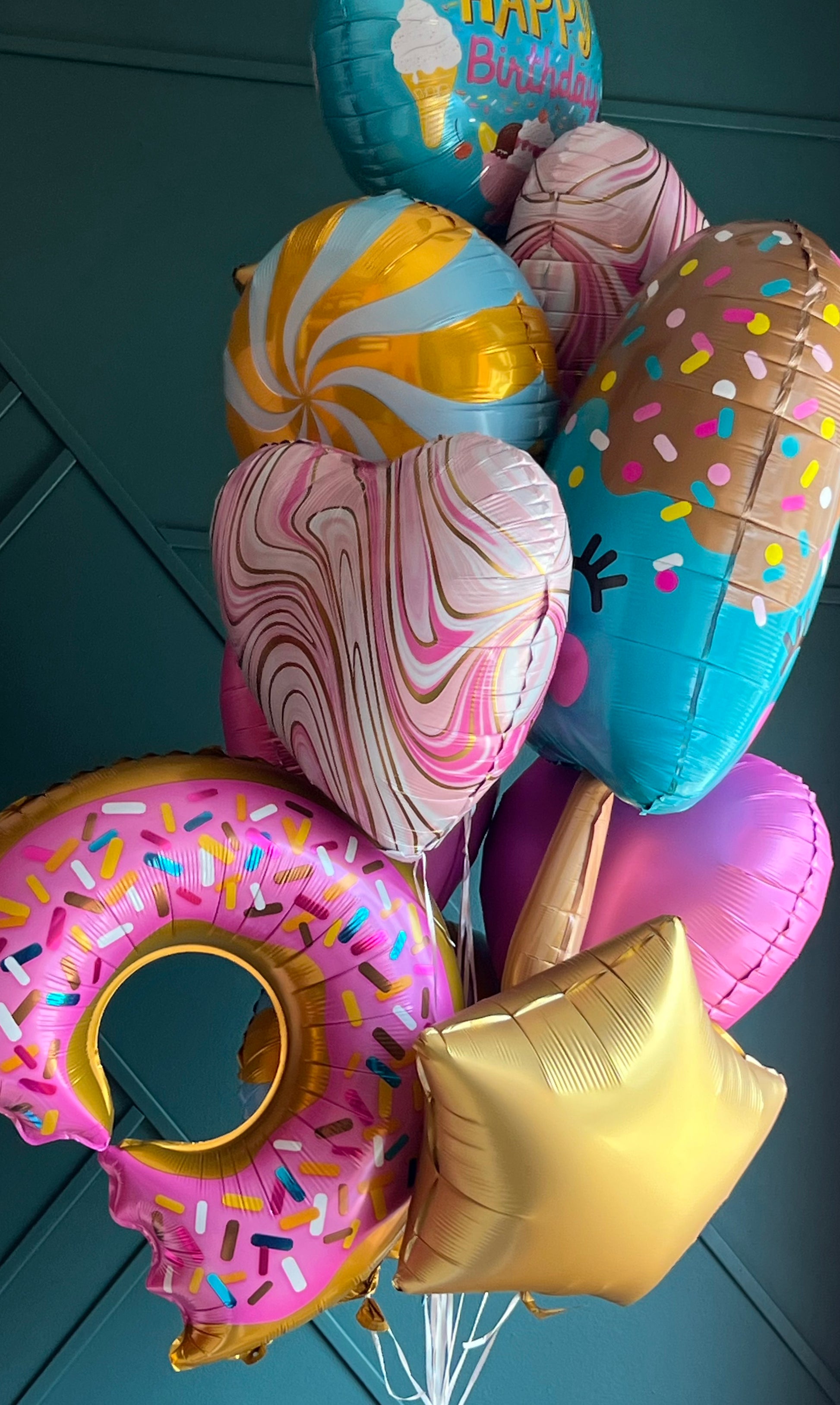 Colorful balloon bouquet for sweet sixteen and kids parties