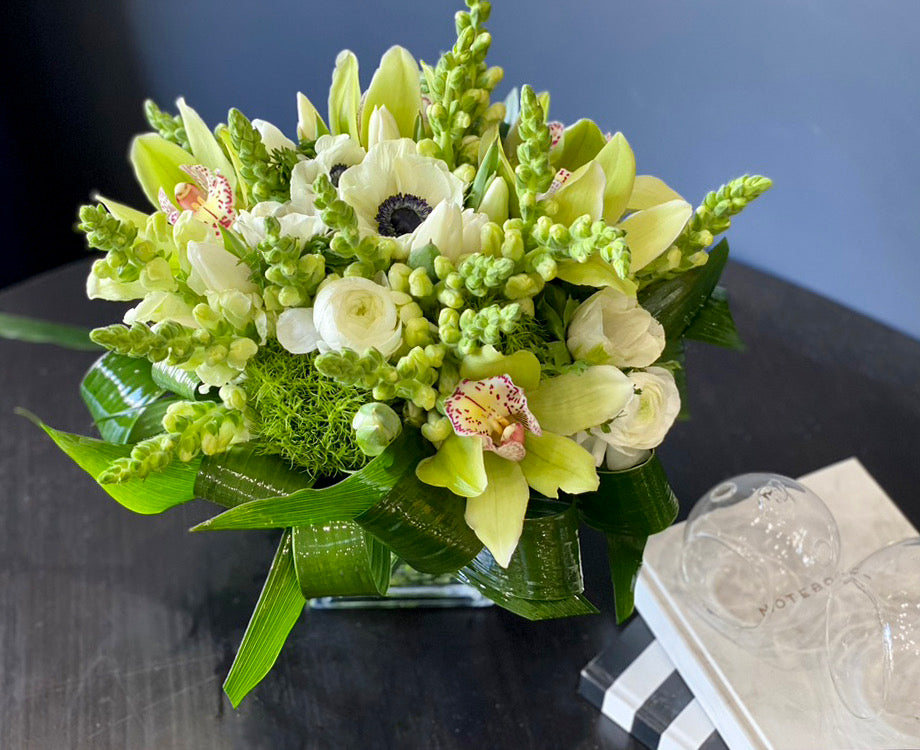 Mixed Flower Design in a vase | Ivory Garden buy online Luxury Flowers Miami