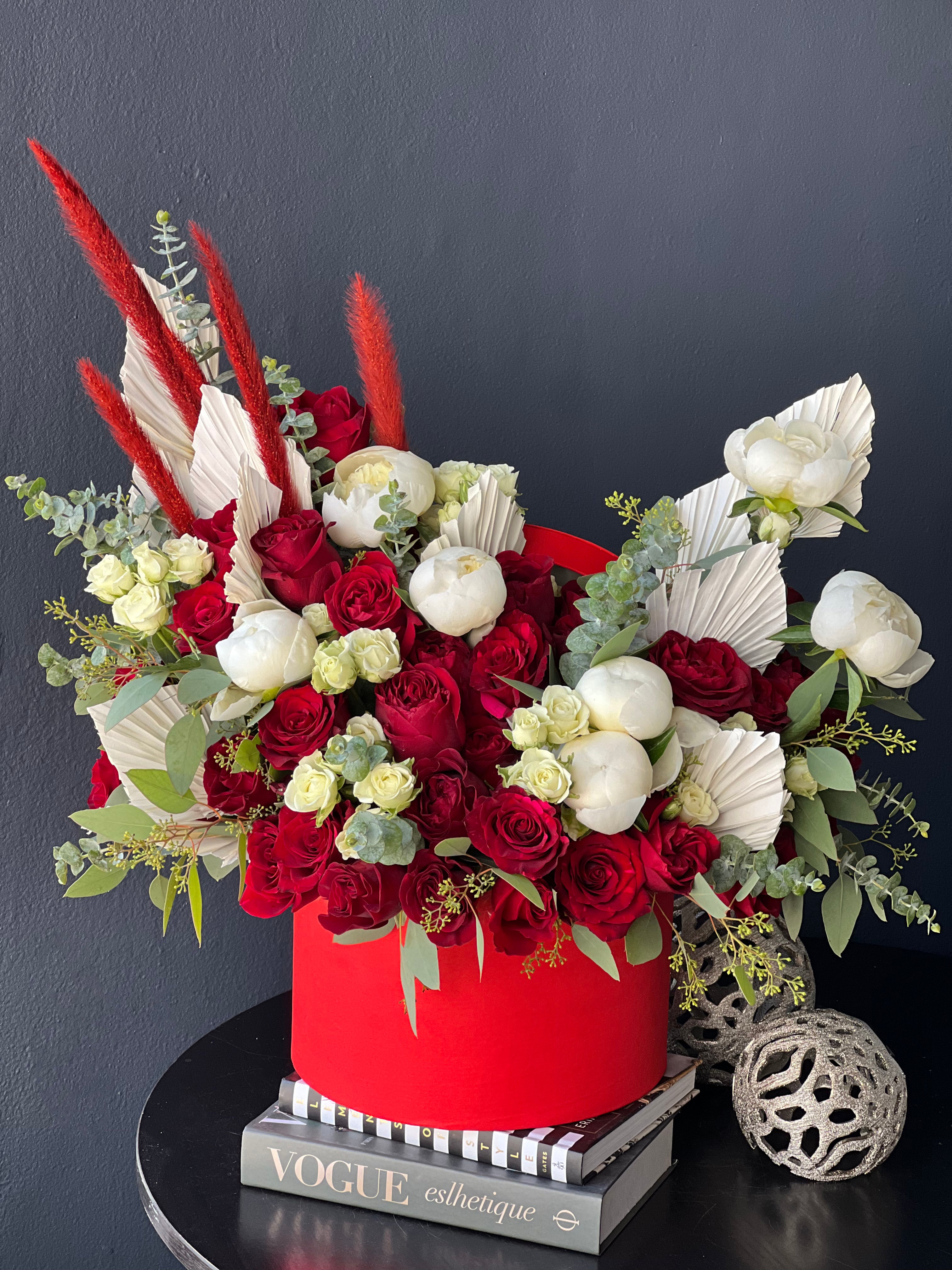 Designer red and white flower arrangement for Miami delivery
