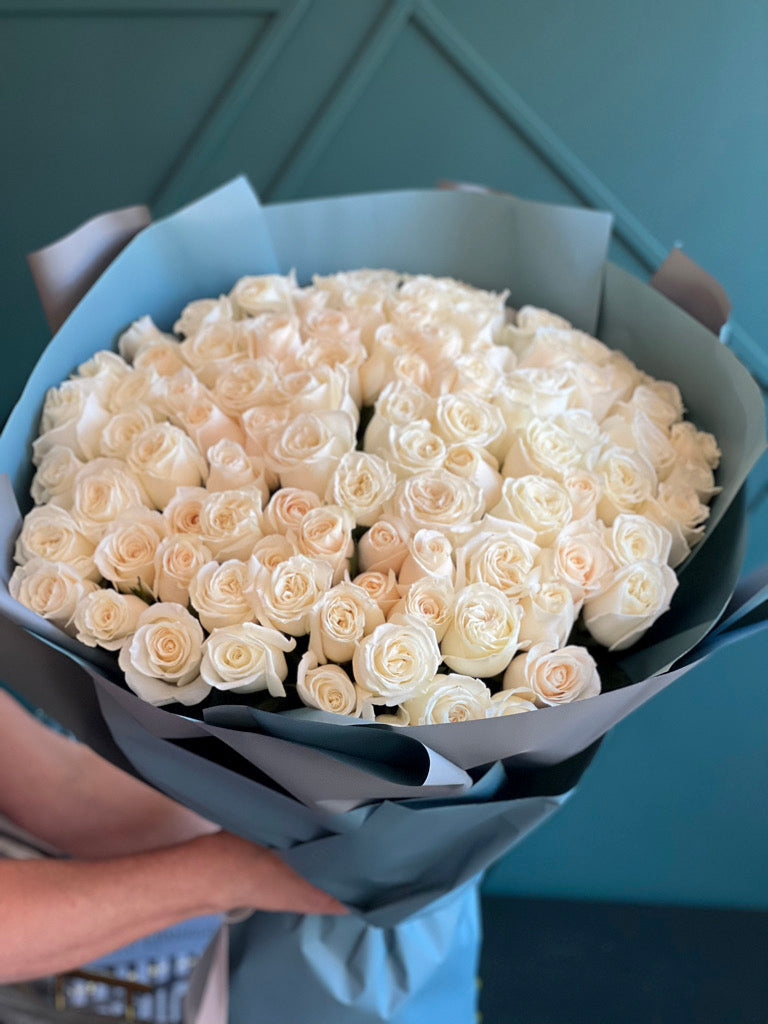 100 White Roses Luxury Bouquet – Elegant White Rose Arrangement