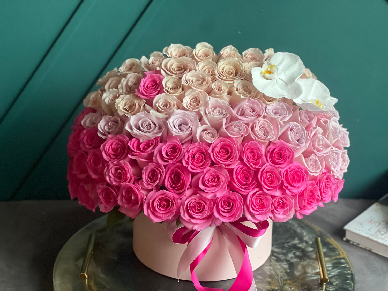 Elegant pink and ivory roses in a luxury round box for Miami delivery