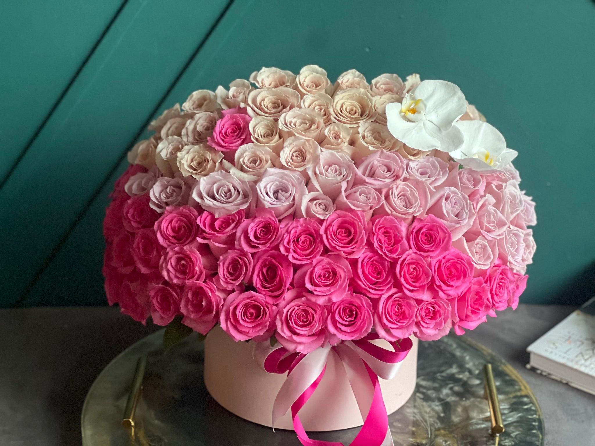 Elegant pink and ivory roses in a luxury round box for Miami delivery