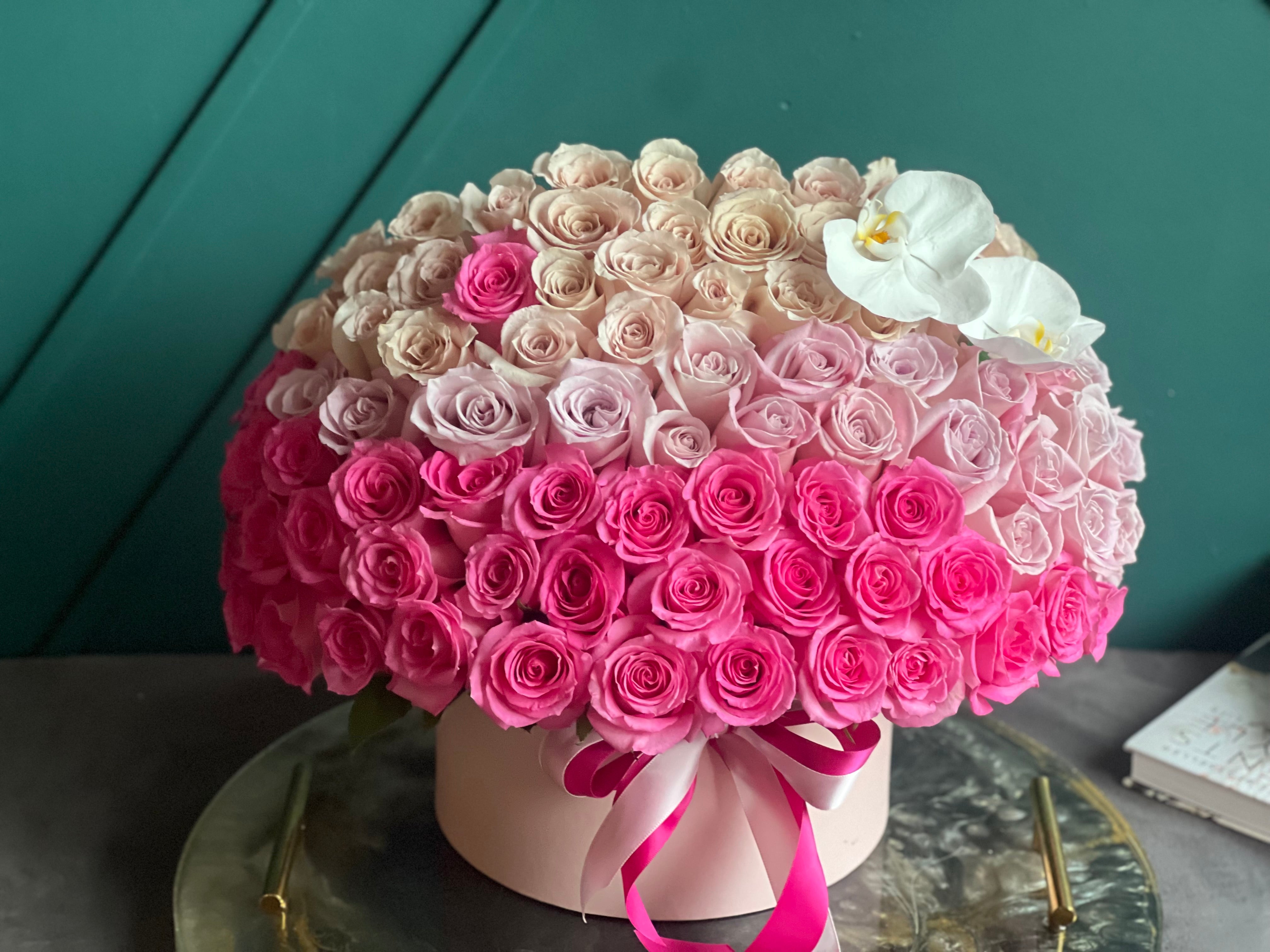 Elegant pink and ivory roses in a luxury round box for Miami delivery