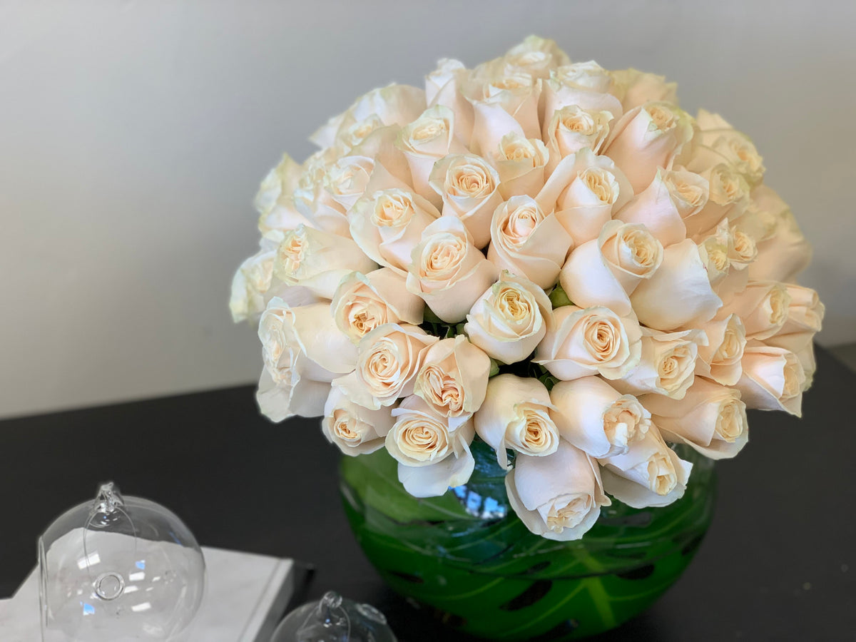 Elegant white rose arrangement for delivery in Miami