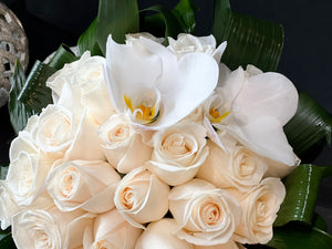 Elegant white roses centerpiece in a glass vase for Miami flower delivery