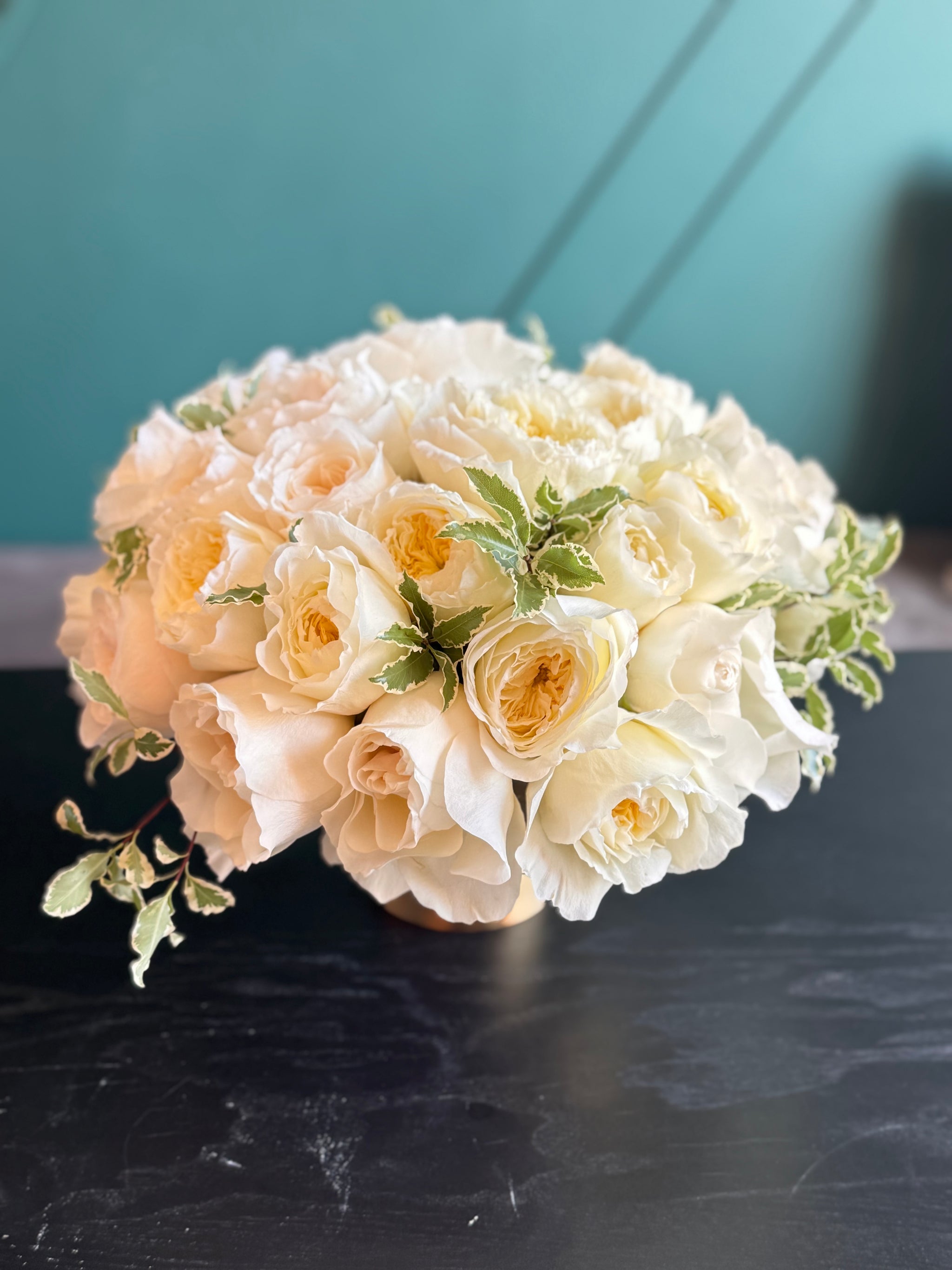 Fresh garden roses in soft neutral tones for flower delivery in Miami