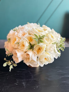 Fresh garden roses in soft neutral tones for flower delivery in Miami