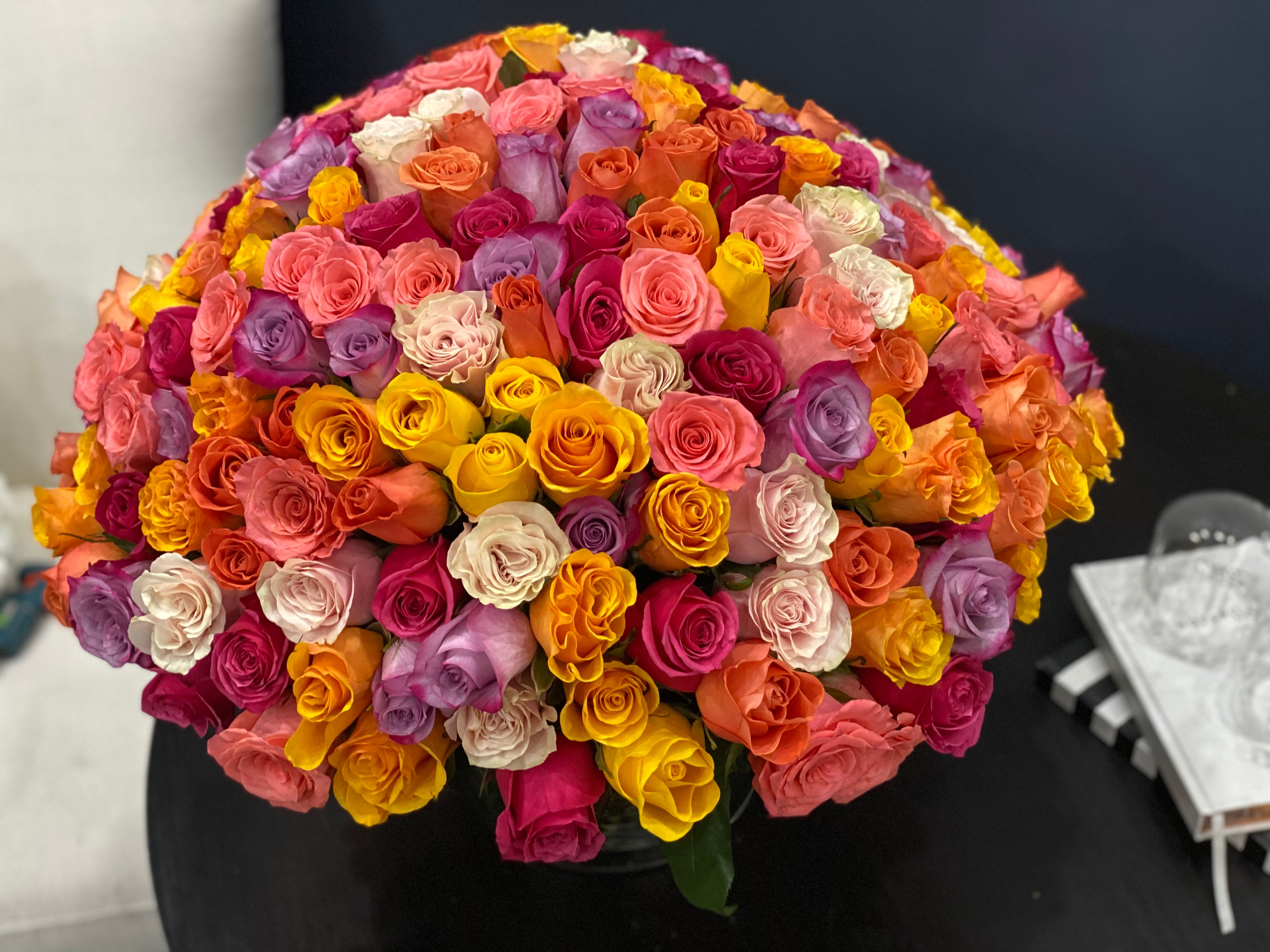 100 Assorted Roses in a Vase – Luxury Rose Arrangement Miami