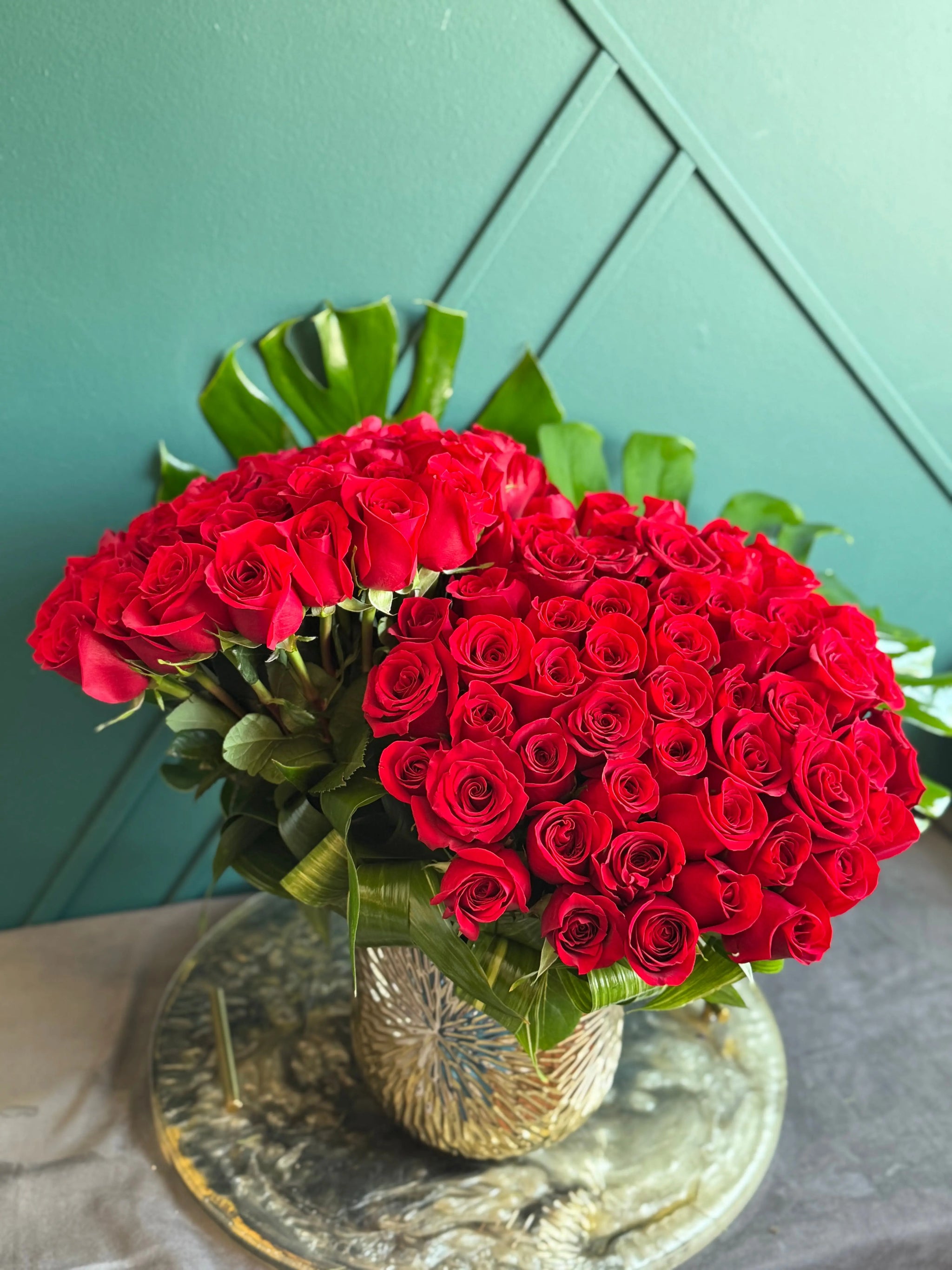 100 Red Roses in Gold Vase | Luxury Rose Arrangement Miami buy online Luxury Flowers Miami