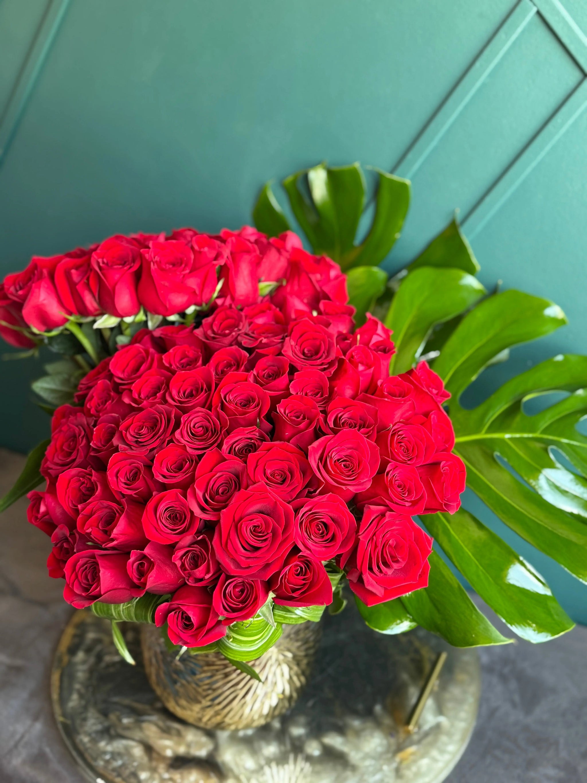 100 Red Roses in Gold Vase | Luxury Rose Arrangement Miami buy online Luxury Flowers Miami