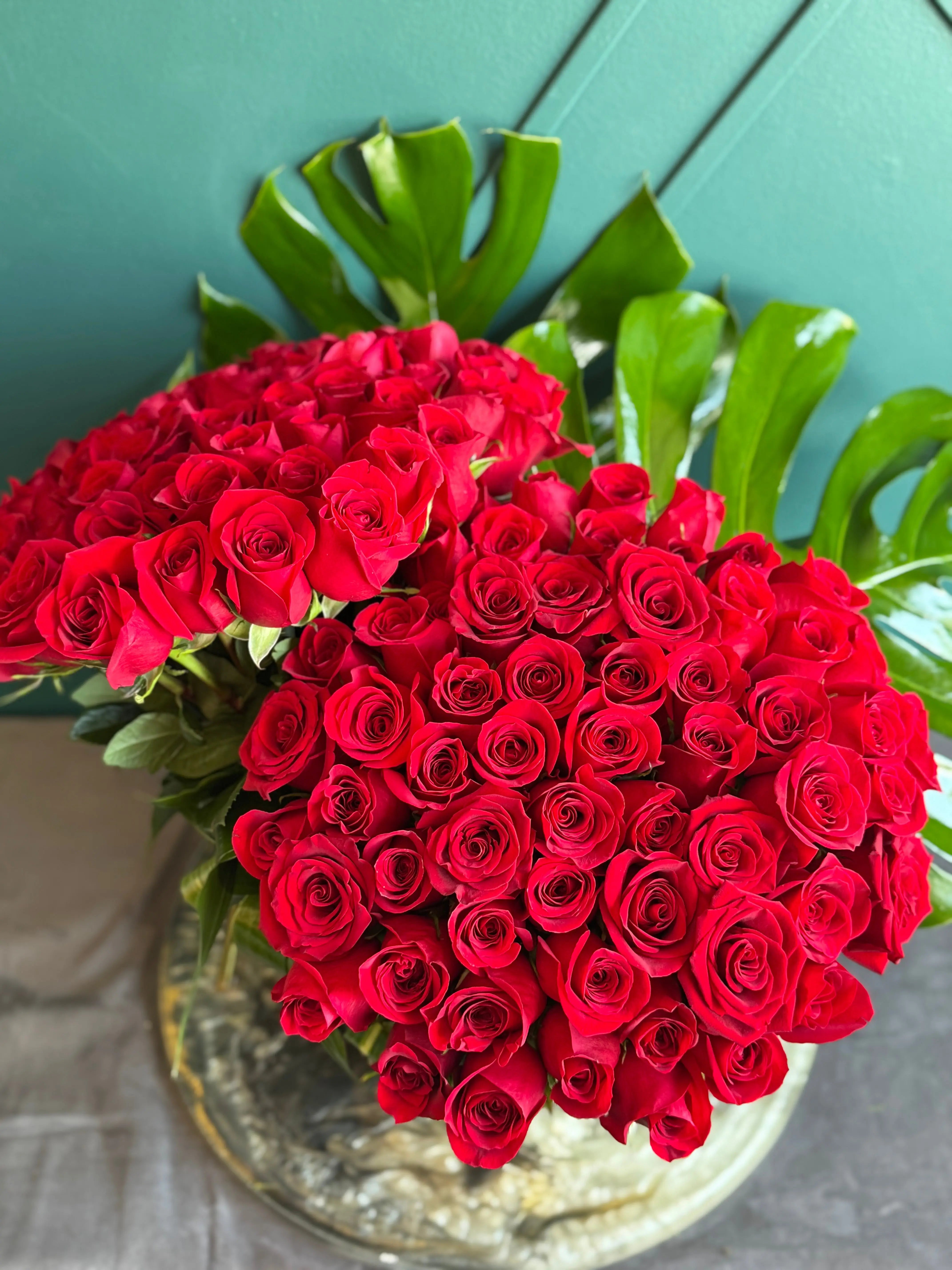 100 Red Roses in Gold Vase | Luxury Rose Arrangement Miami buy online Luxury Flowers Miami