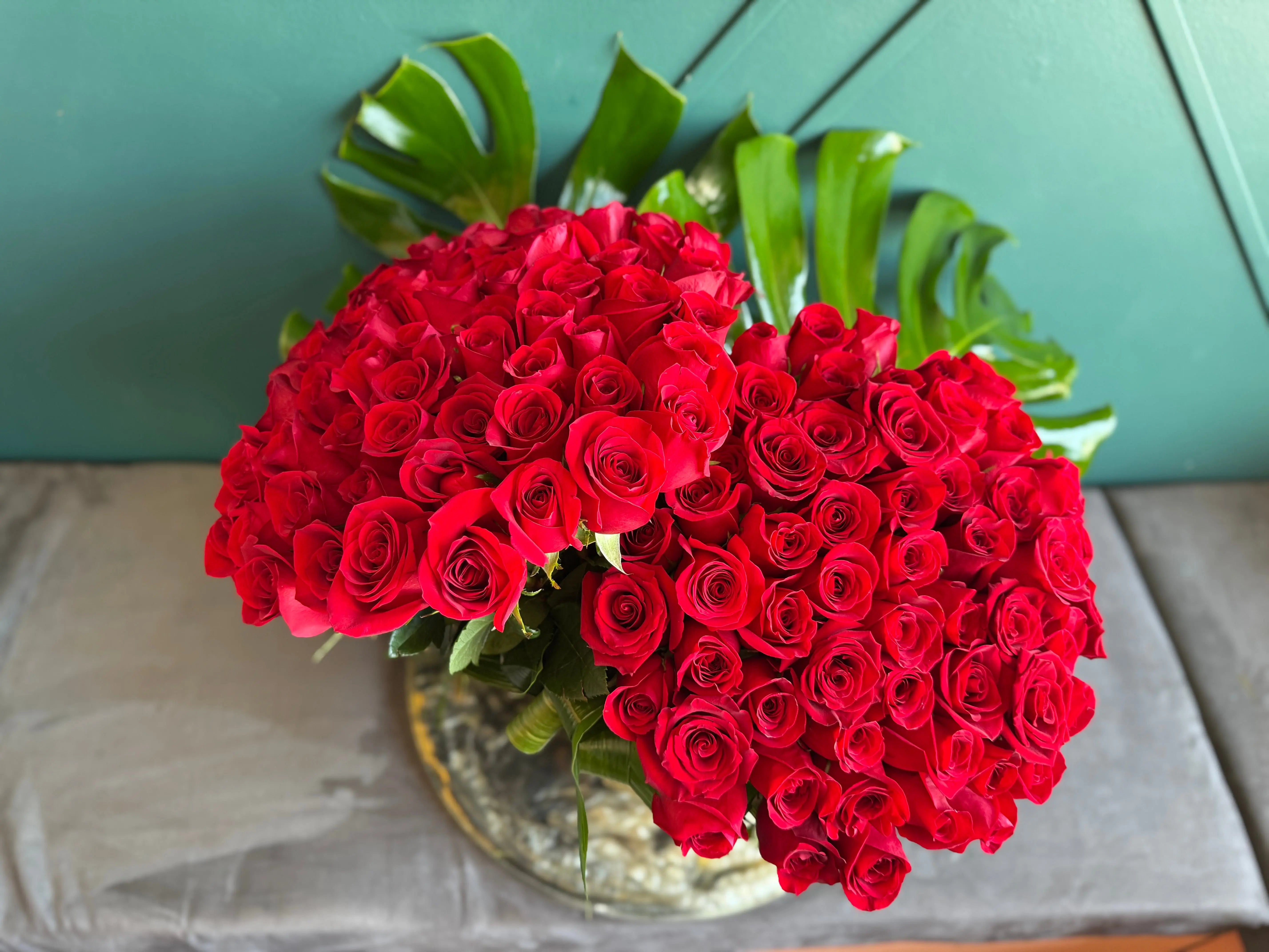 100 Red Roses in Gold Vase | Luxury Rose Arrangement Miami buy online Luxury Flowers Miami