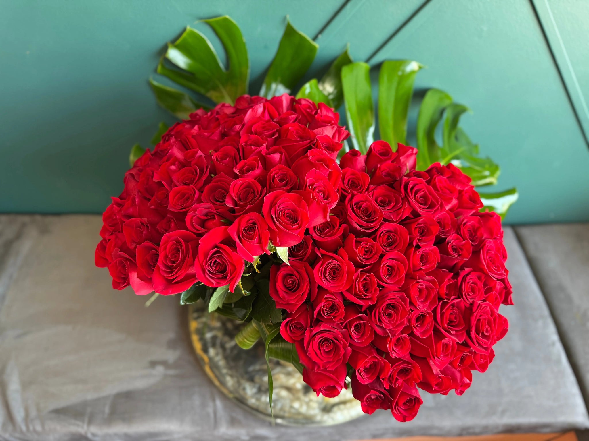 100 Red Roses in Gold Vase | Luxury Rose Arrangement Miami buy online Luxury Flowers Miami