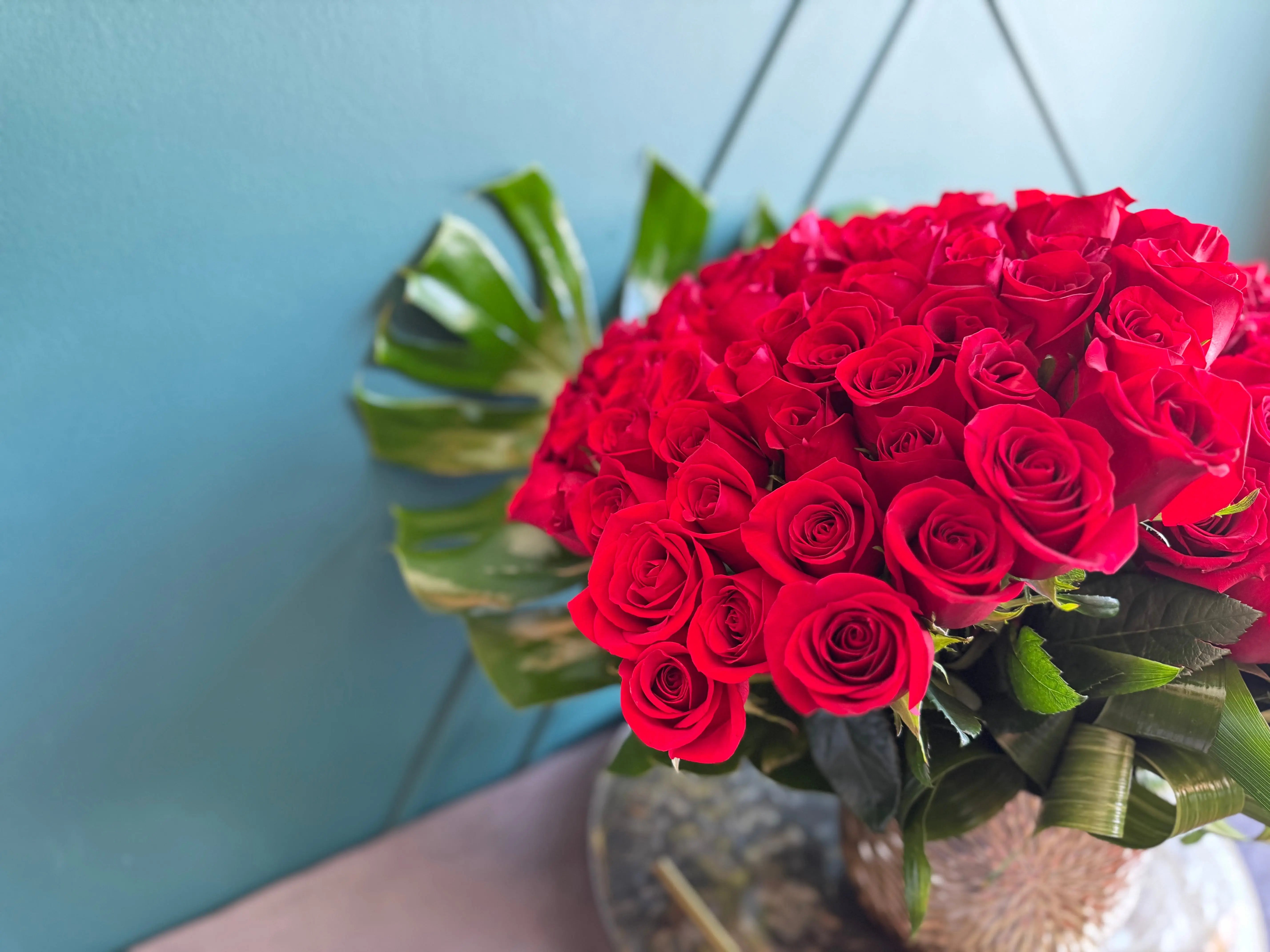 100 Red Roses in Gold Vase | Luxury Rose Arrangement Miami buy online Luxury Flowers Miami
