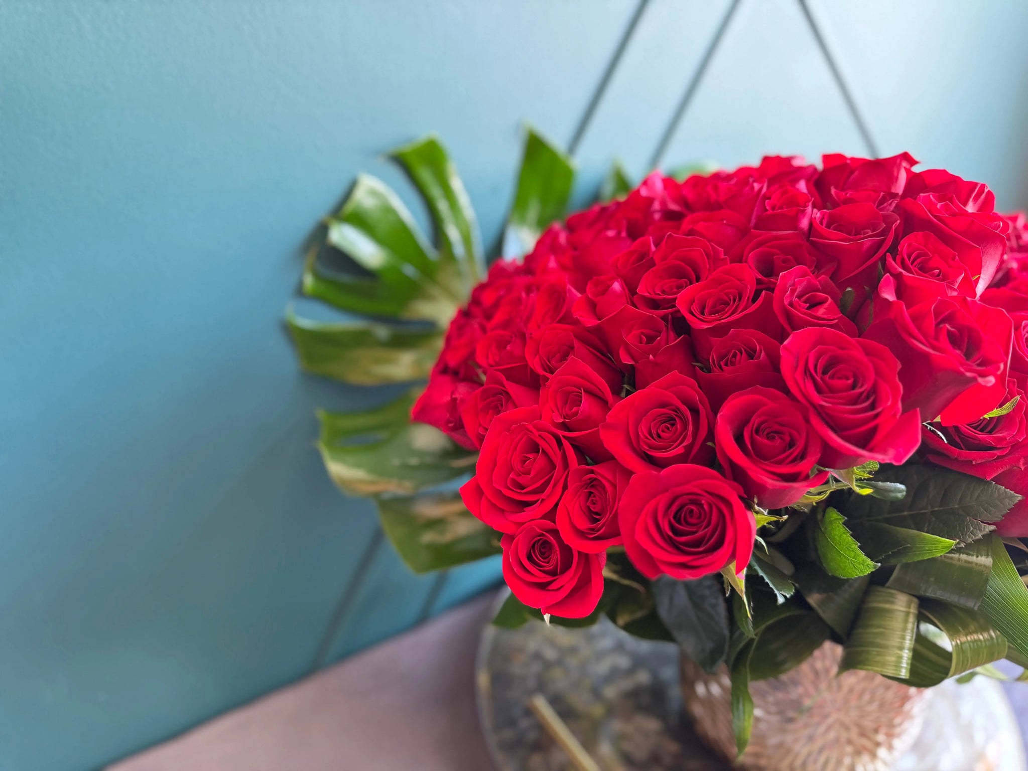 100 Red Roses in Gold Vase | Luxury Rose Arrangement Miami buy online Luxury Flowers Miami