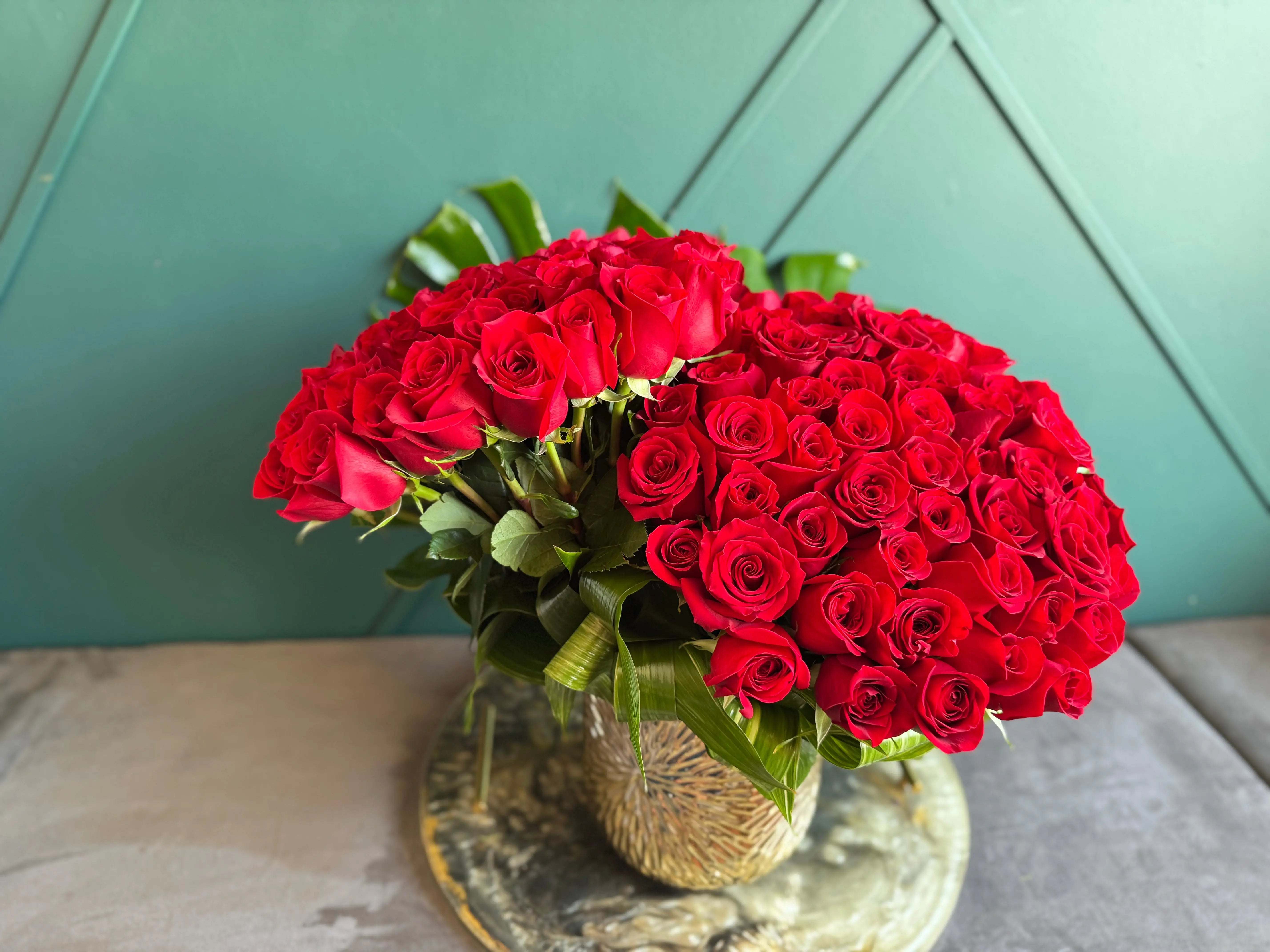 100 Red Roses in Gold Vase | Luxury Rose Arrangement Miami buy online Luxury Flowers Miami
