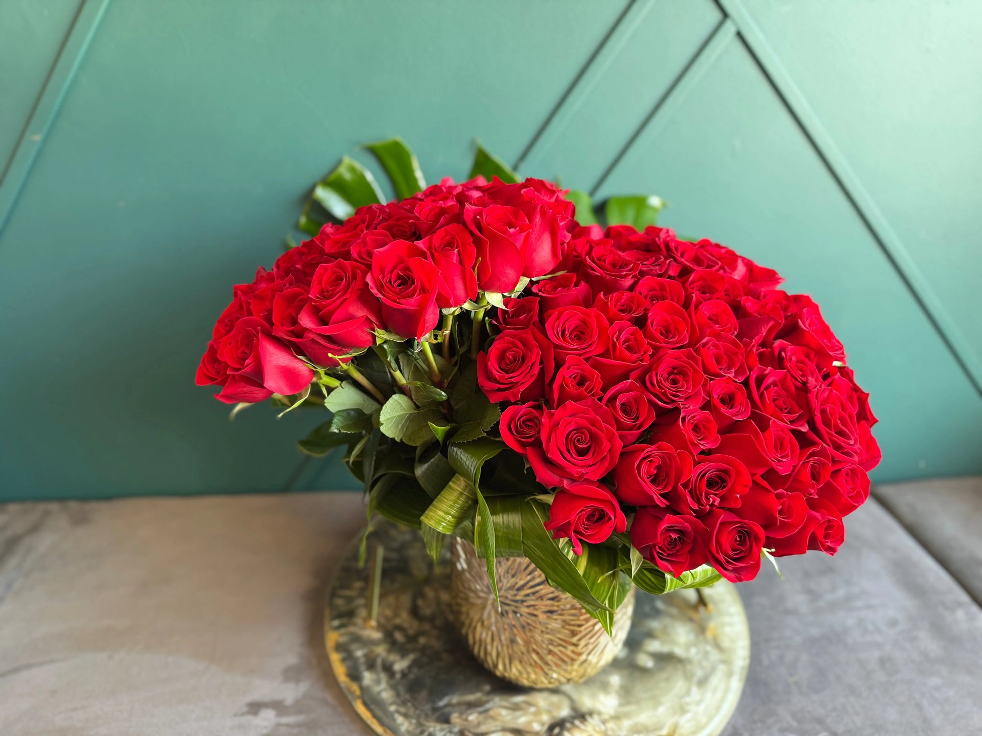 100 Red Roses in Gold Vase | Luxury Rose Arrangement Miami buy online Luxury Flowers Miami