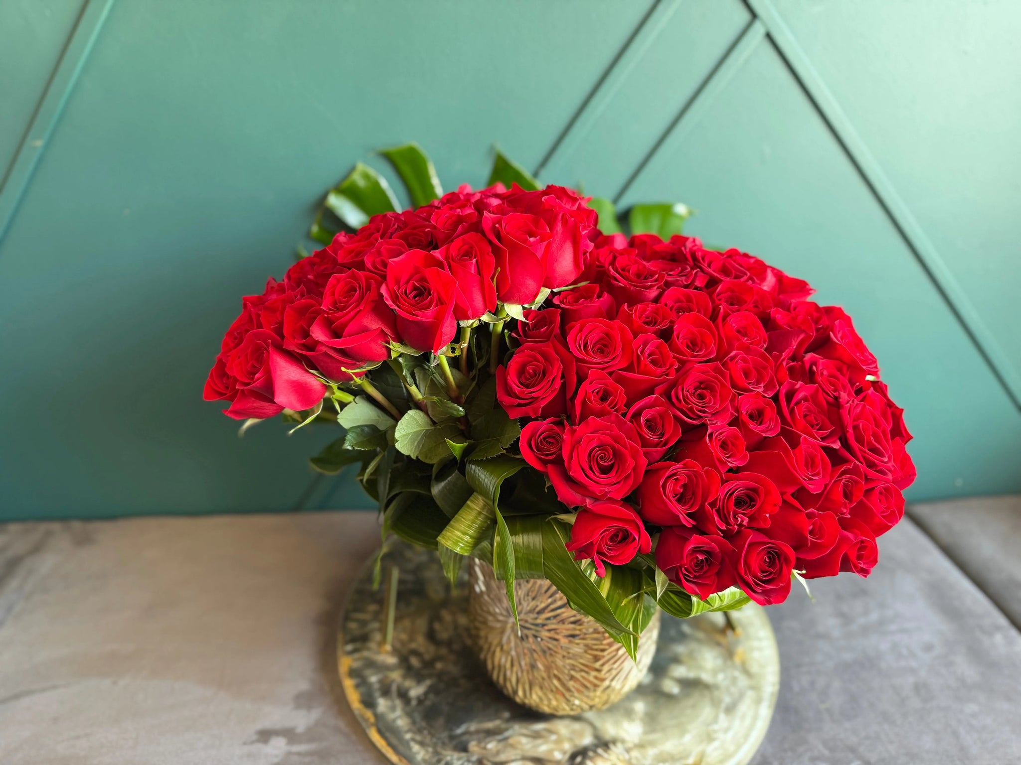 100 Red Roses in Gold Vase | Luxury Rose Arrangement Miami buy online Luxury Flowers Miami