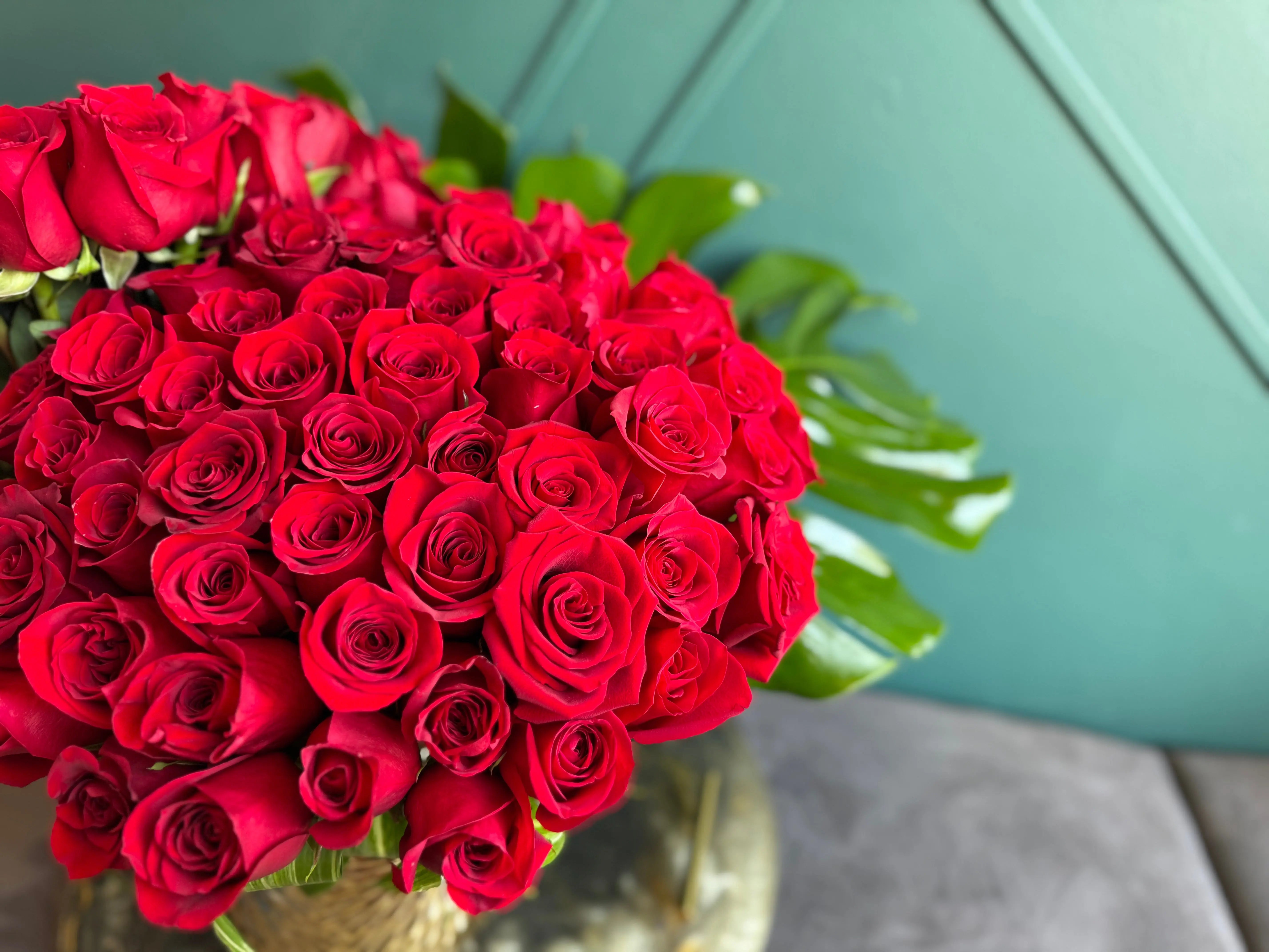 100 Red Roses in Gold Vase | Luxury Rose Arrangement Miami buy online Luxury Flowers Miami