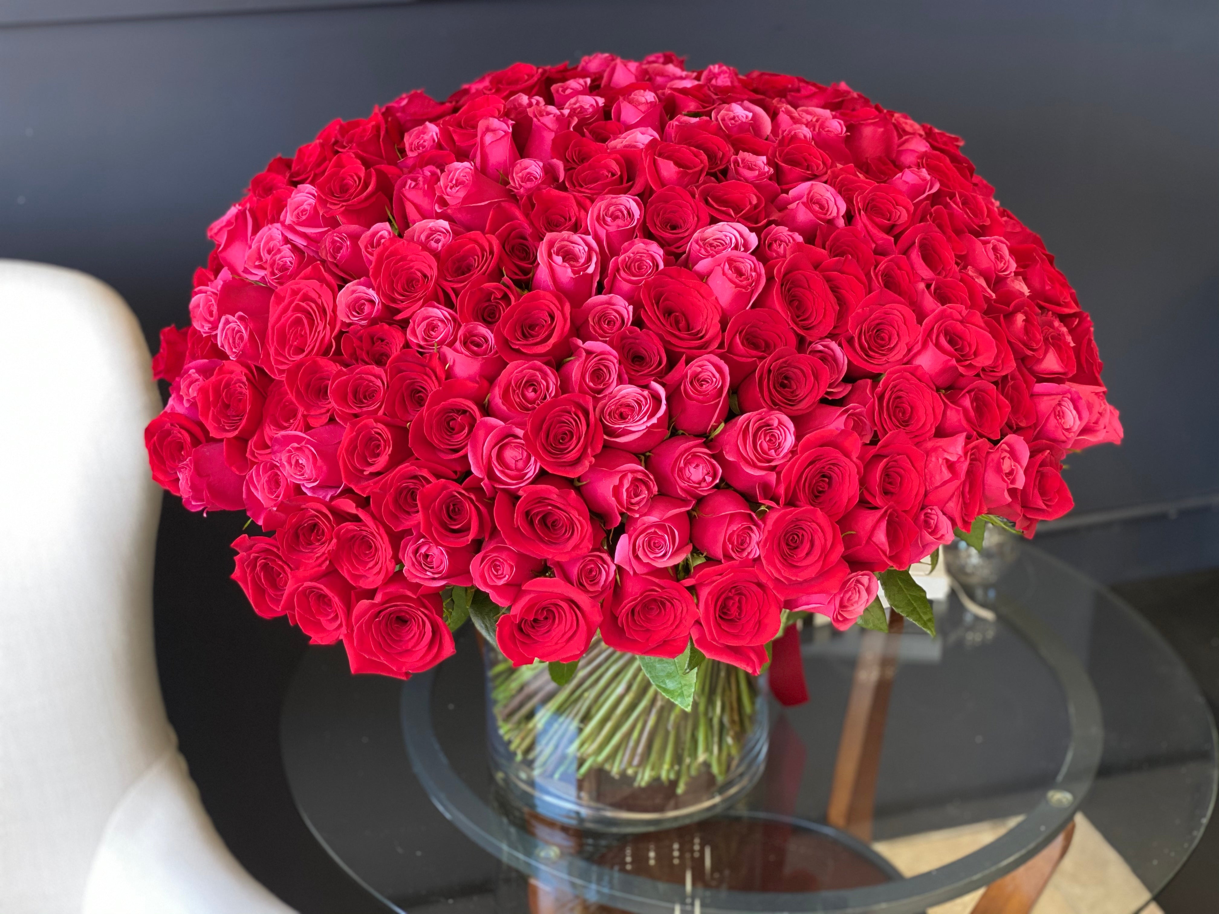 300 Red & Hot Pink Roses in a Vase – Luxury Roses Miami