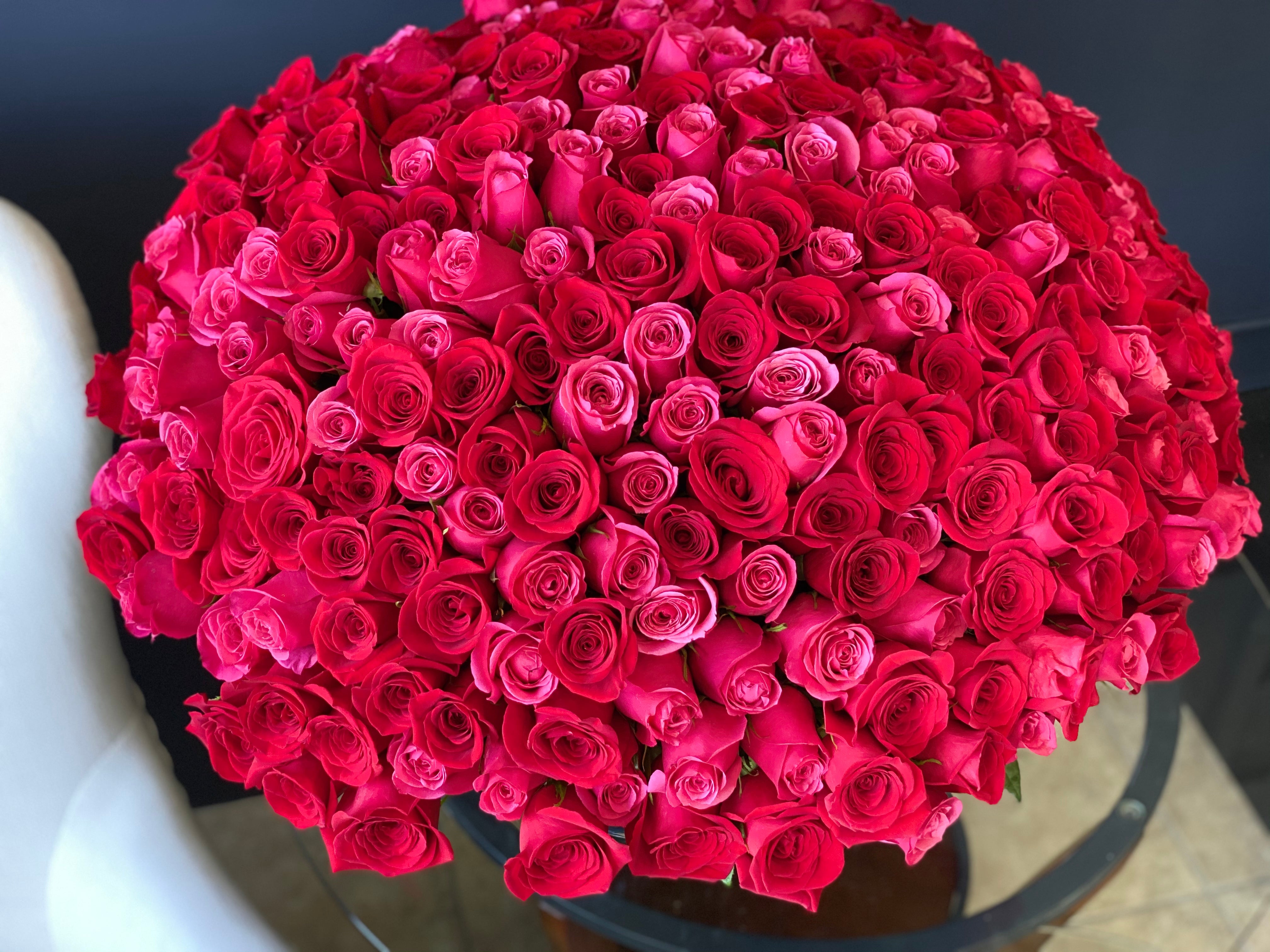 300 Red & Hot Pink Roses in a Vase – Luxury Roses Miami