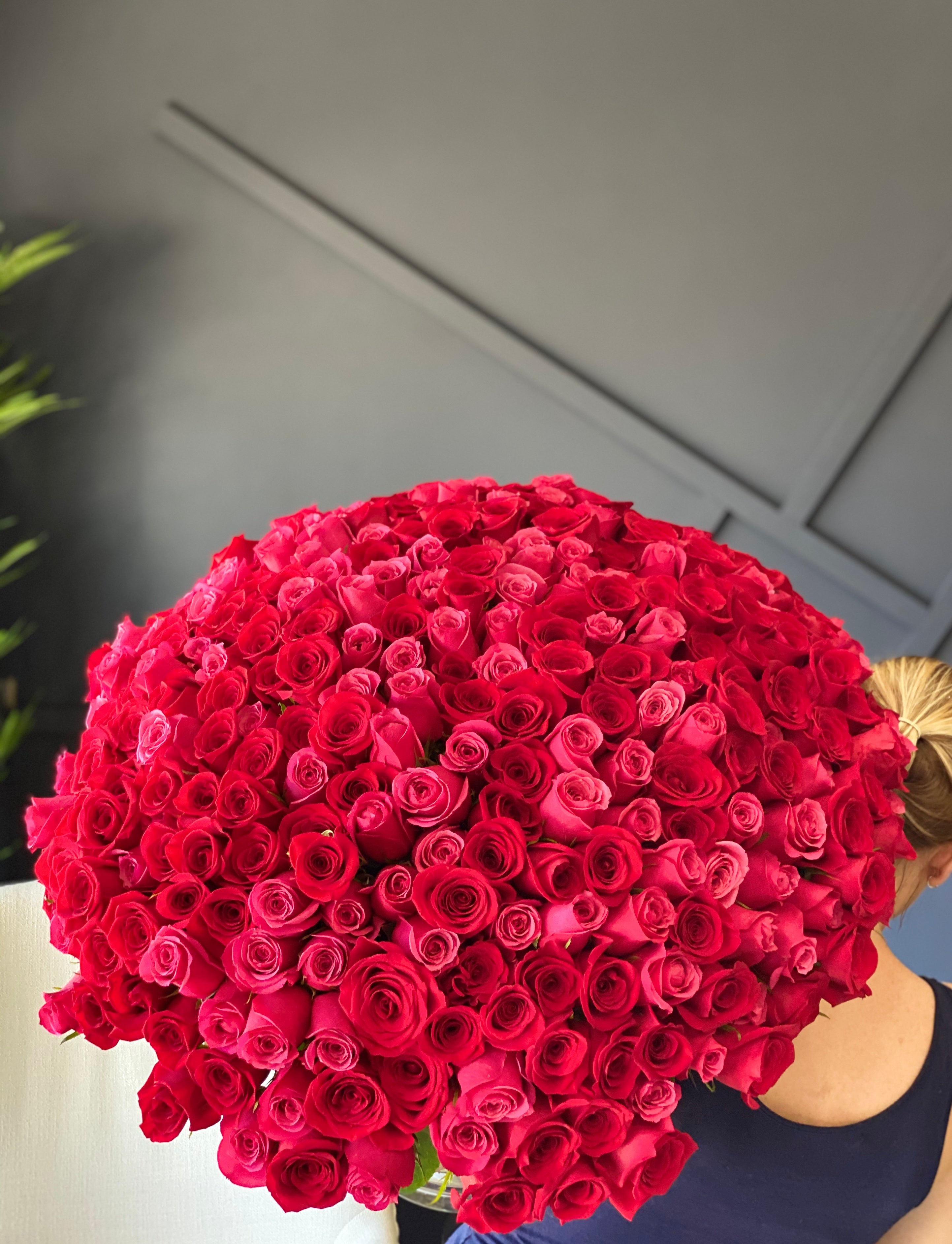 300 Red & Hot Pink Roses in a Vase – Luxury Roses Miami