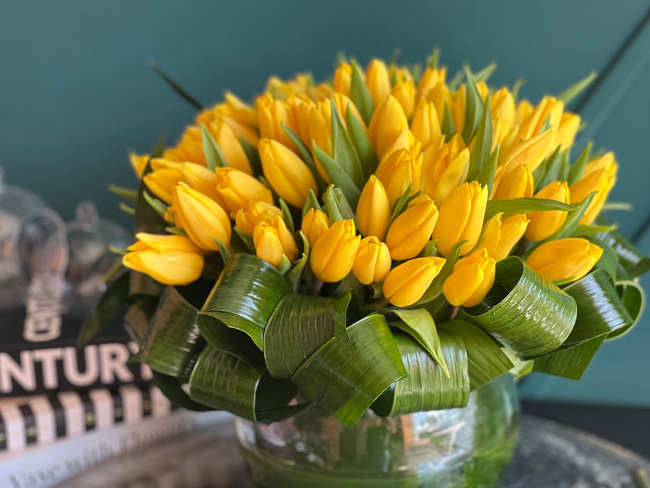 100 Yellow Tulips in Clear Vase
