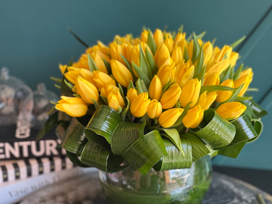 100 Yellow Tulips in Clear Vase